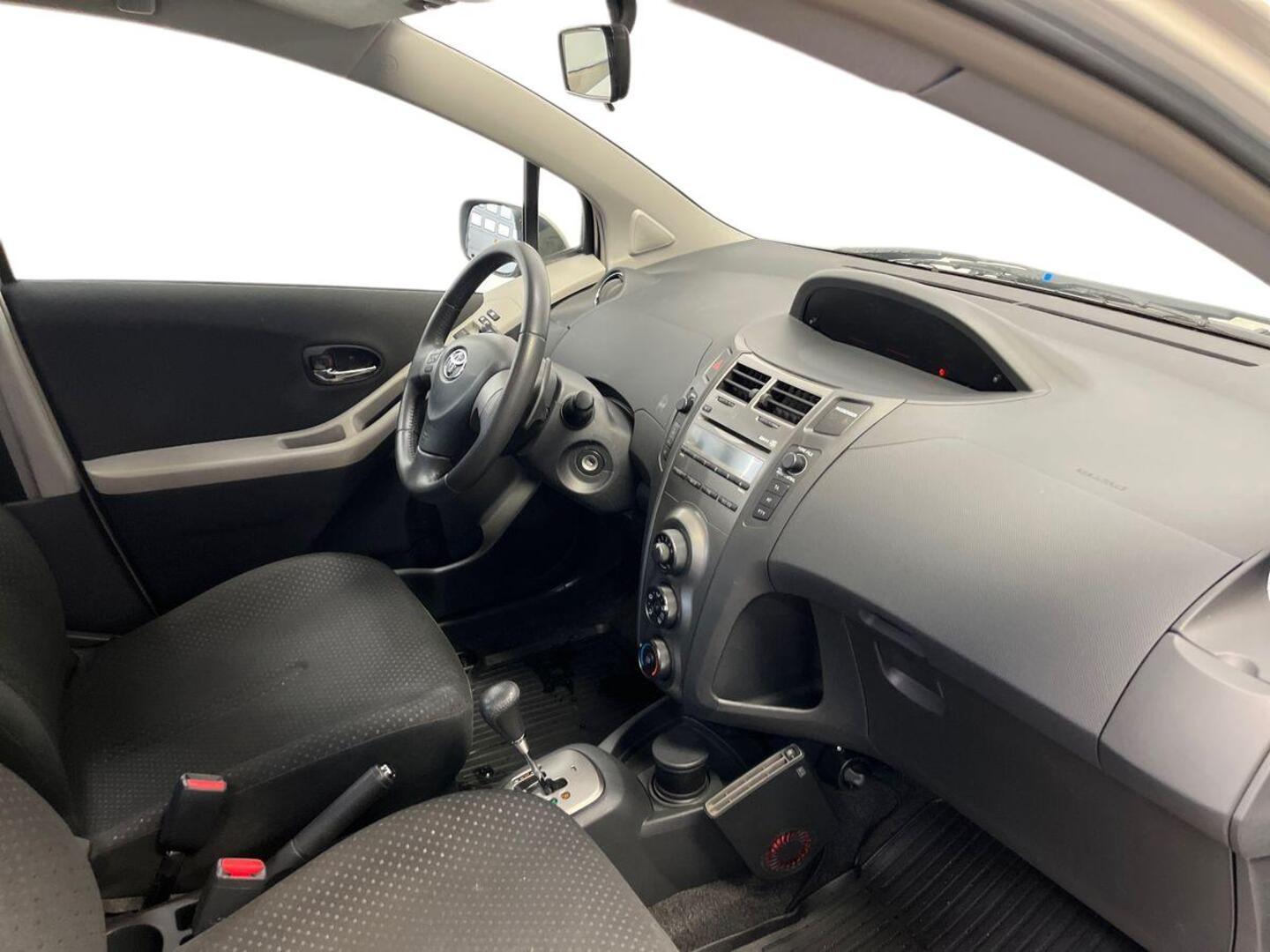TOYOTA Yaris 9