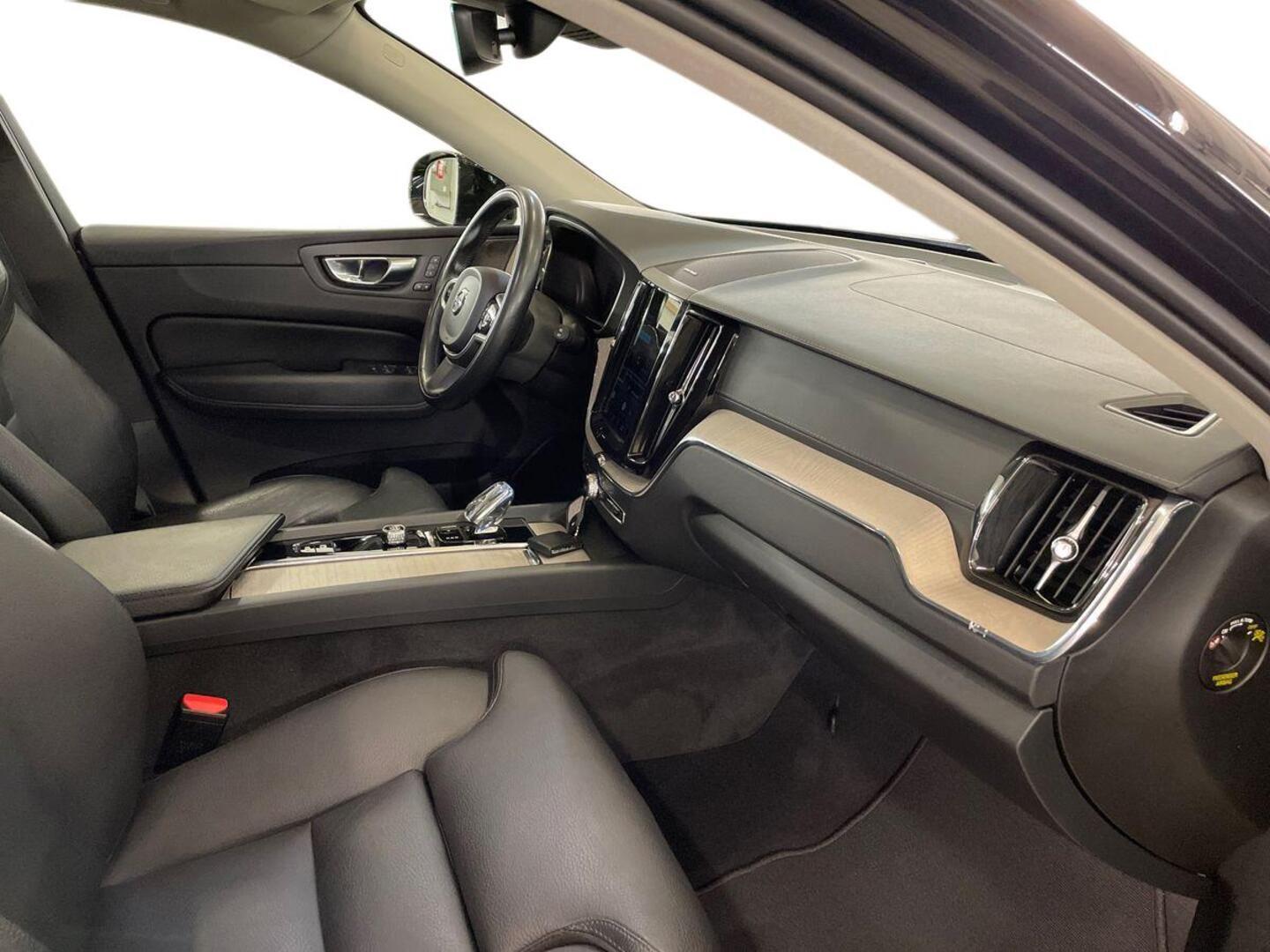 VOLVO XC60 2022