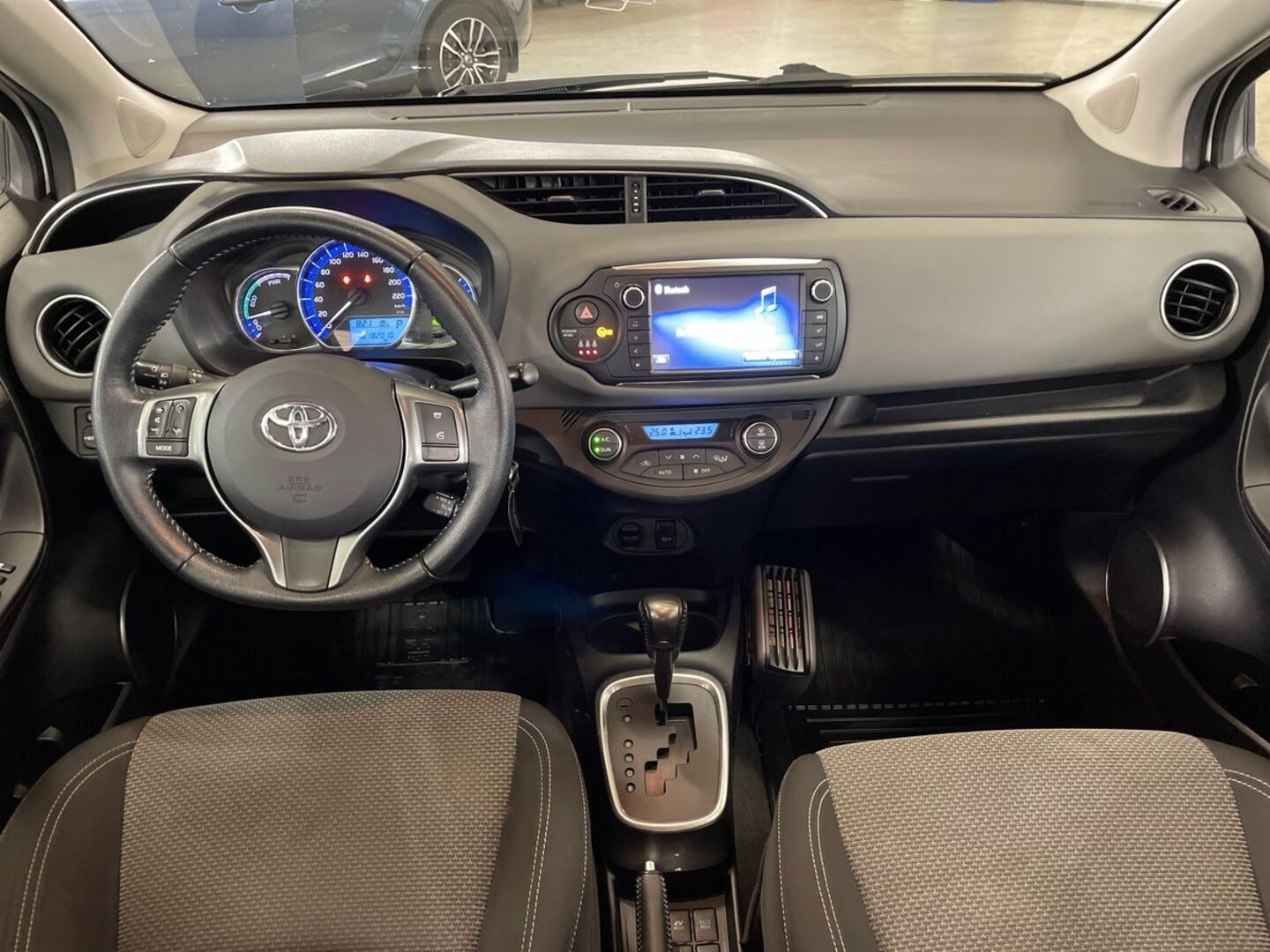 TOYOTA Yaris 2015