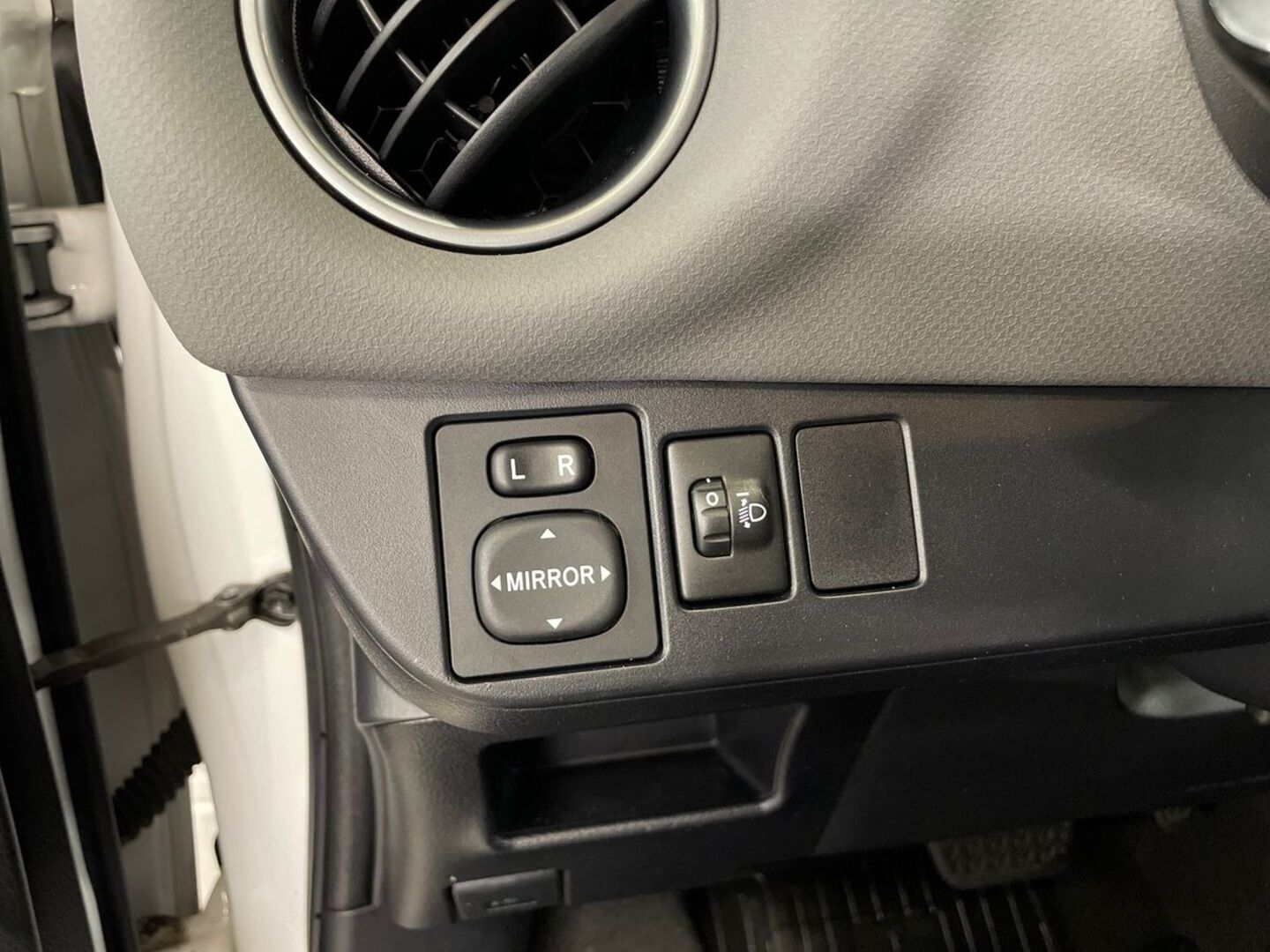 TOYOTA Yaris 2015