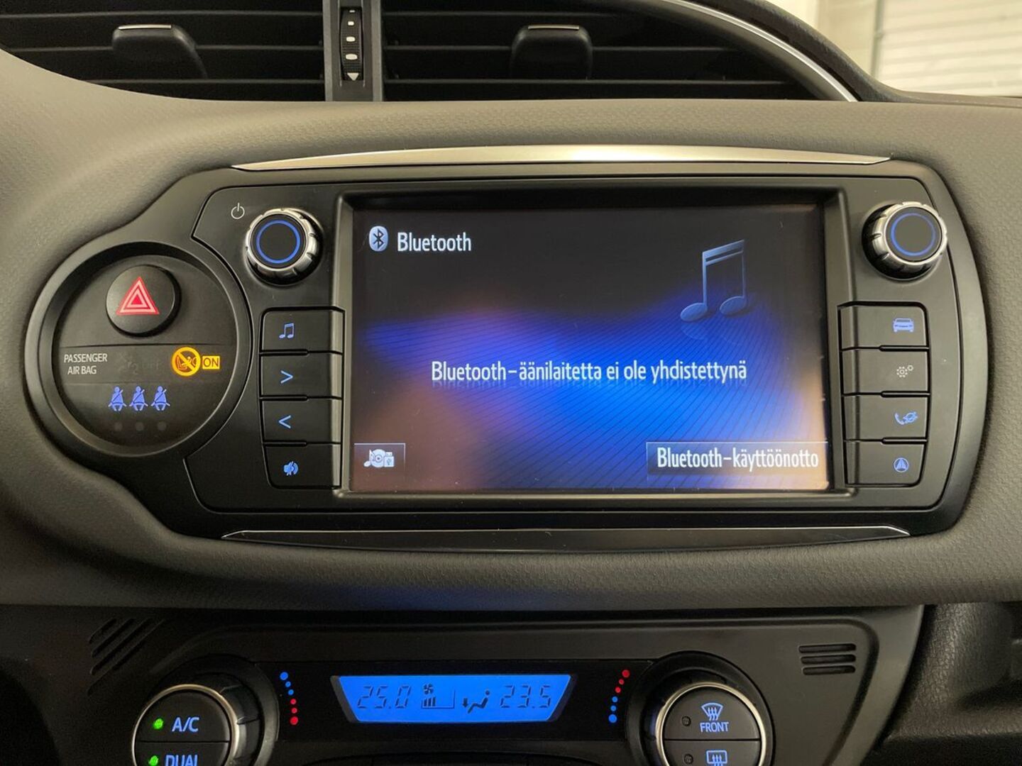 TOYOTA Yaris 2015