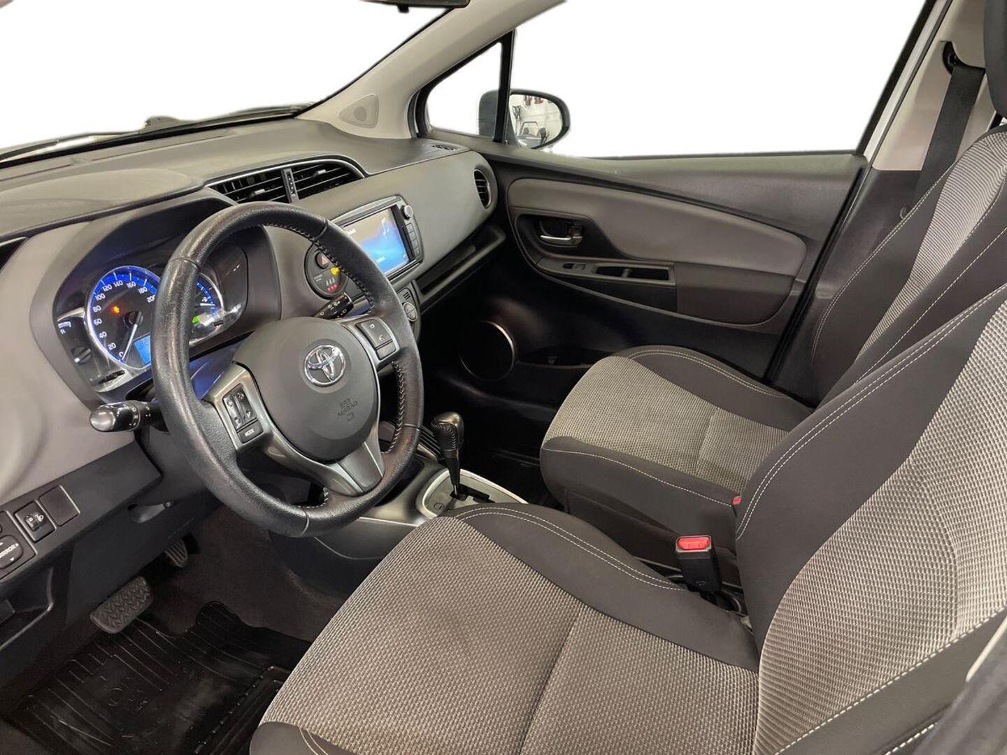 TOYOTA Yaris 2015