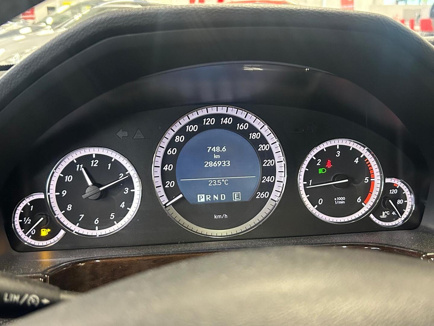MERCEDES-BENZ E 2011