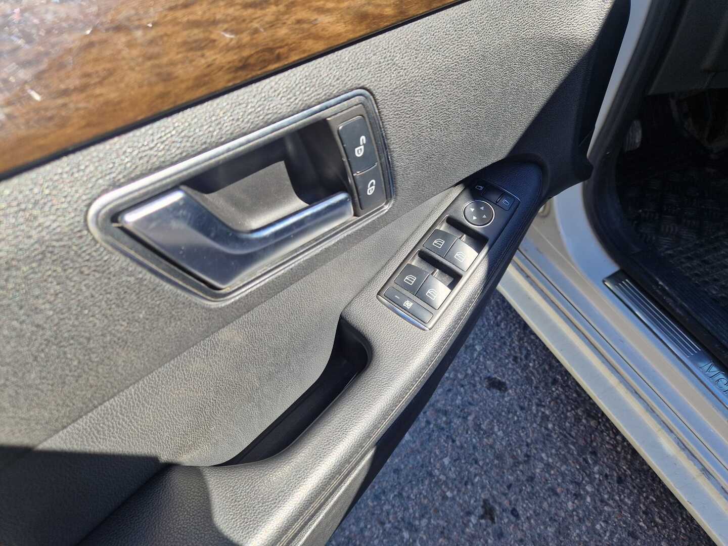 MERCEDES-BENZ E 2012