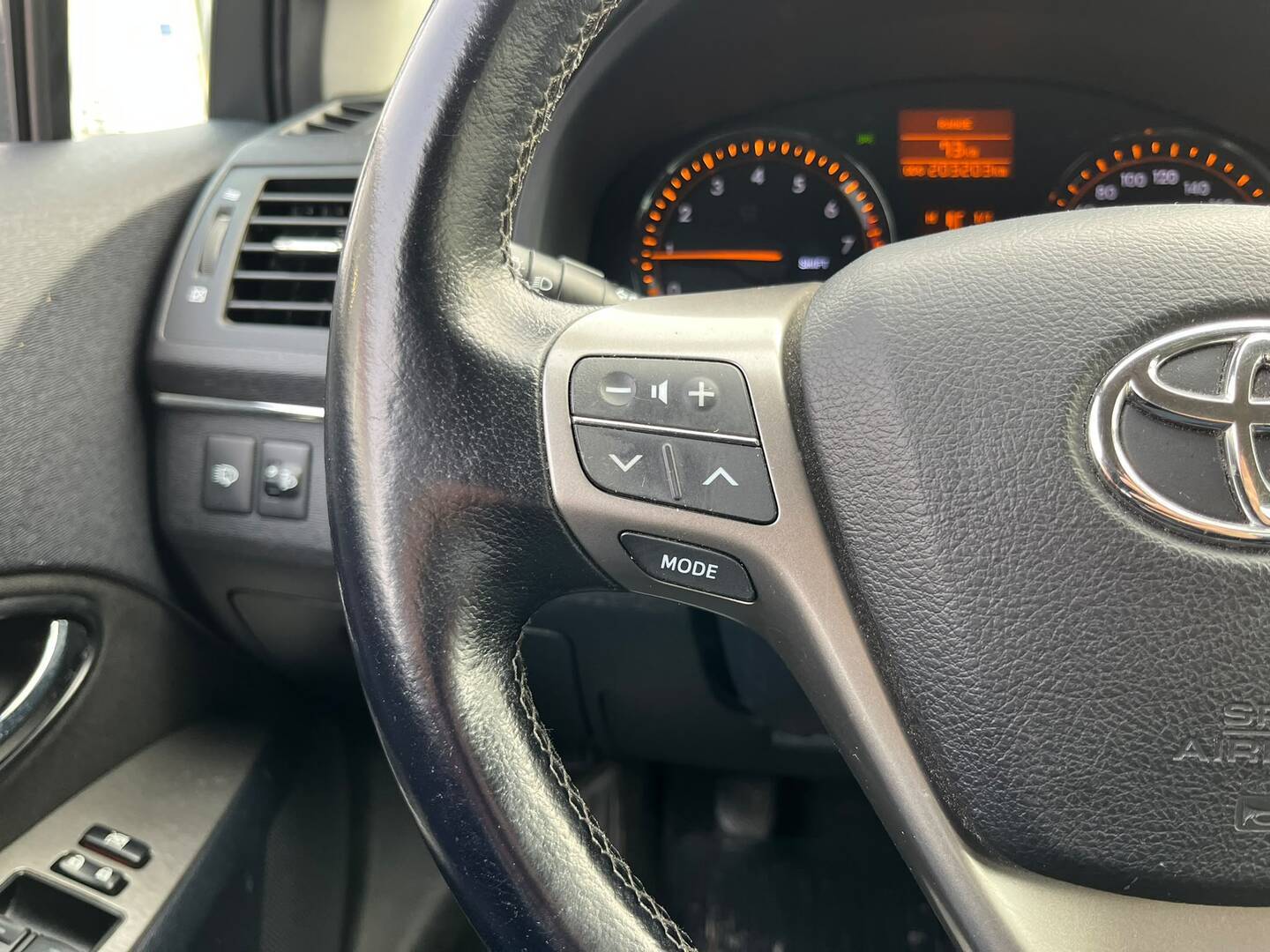 TOYOTA Avensis 2012