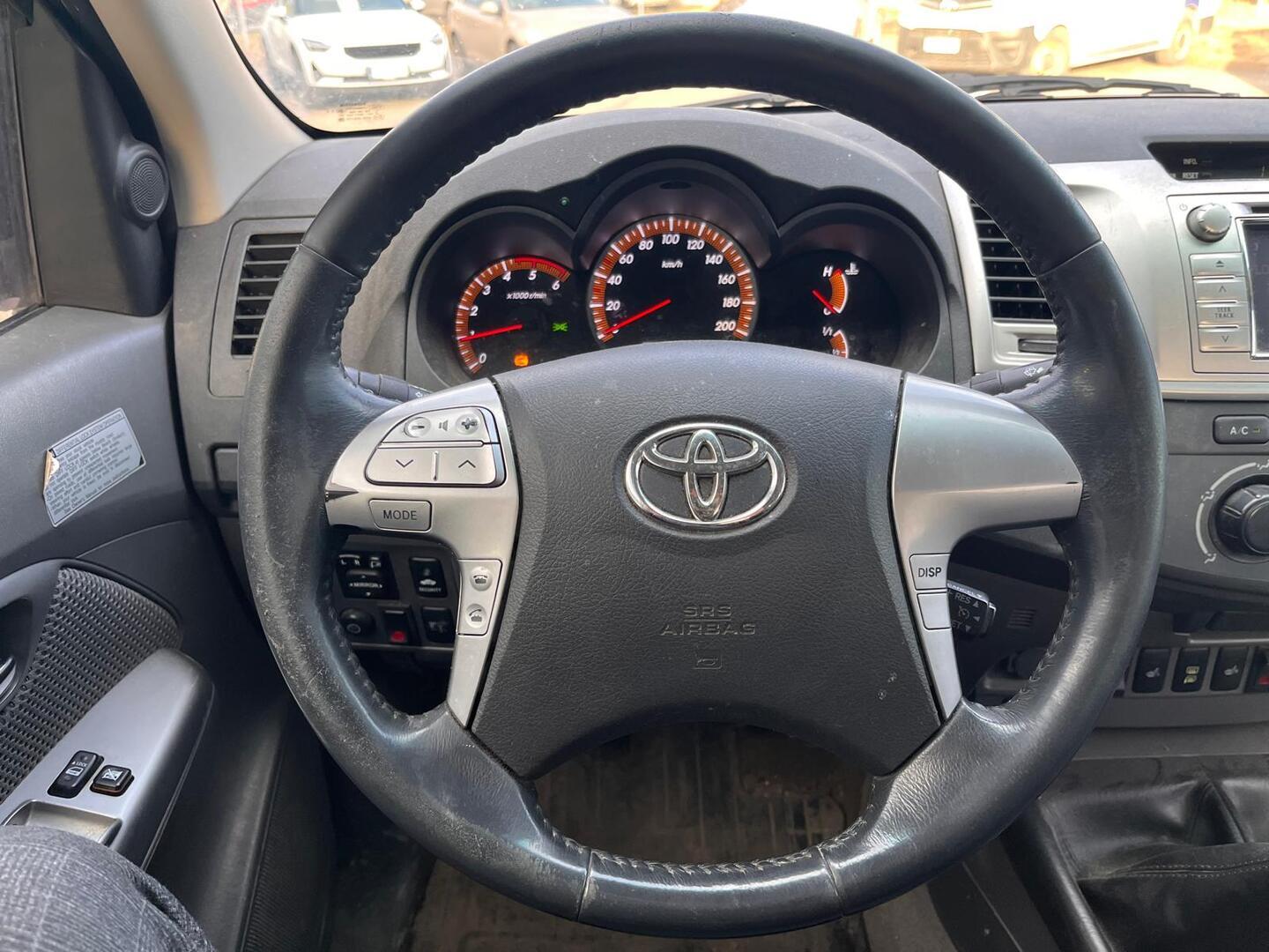 TOYOTA Hilux 2012