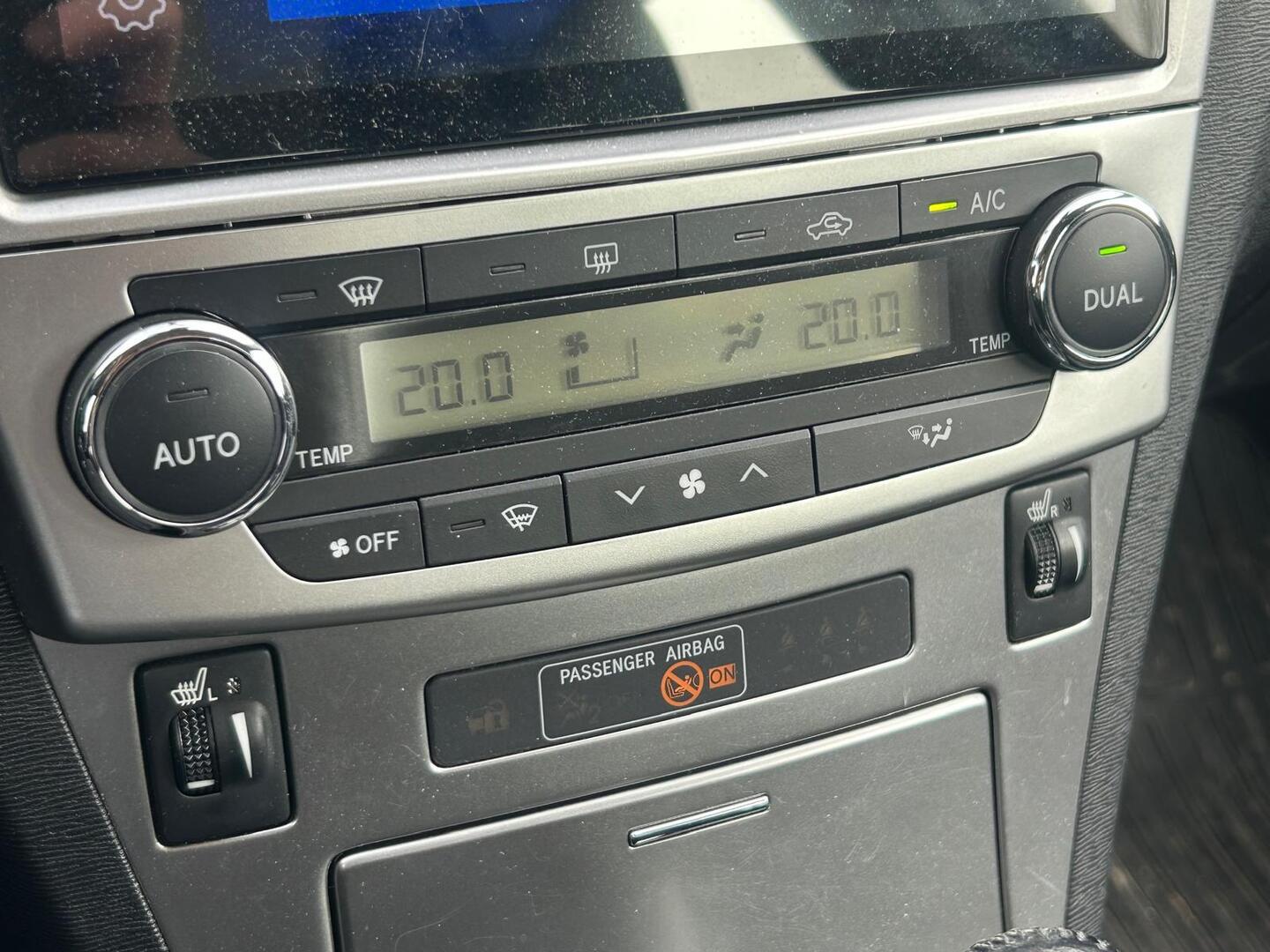 TOYOTA Avensis 2015