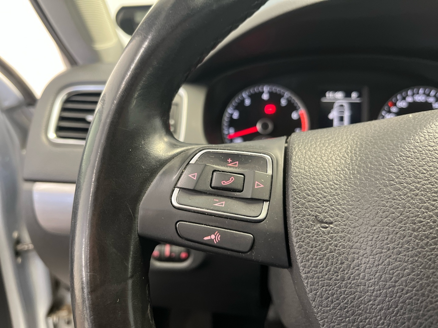 VOLKSWAGEN Jetta 2012