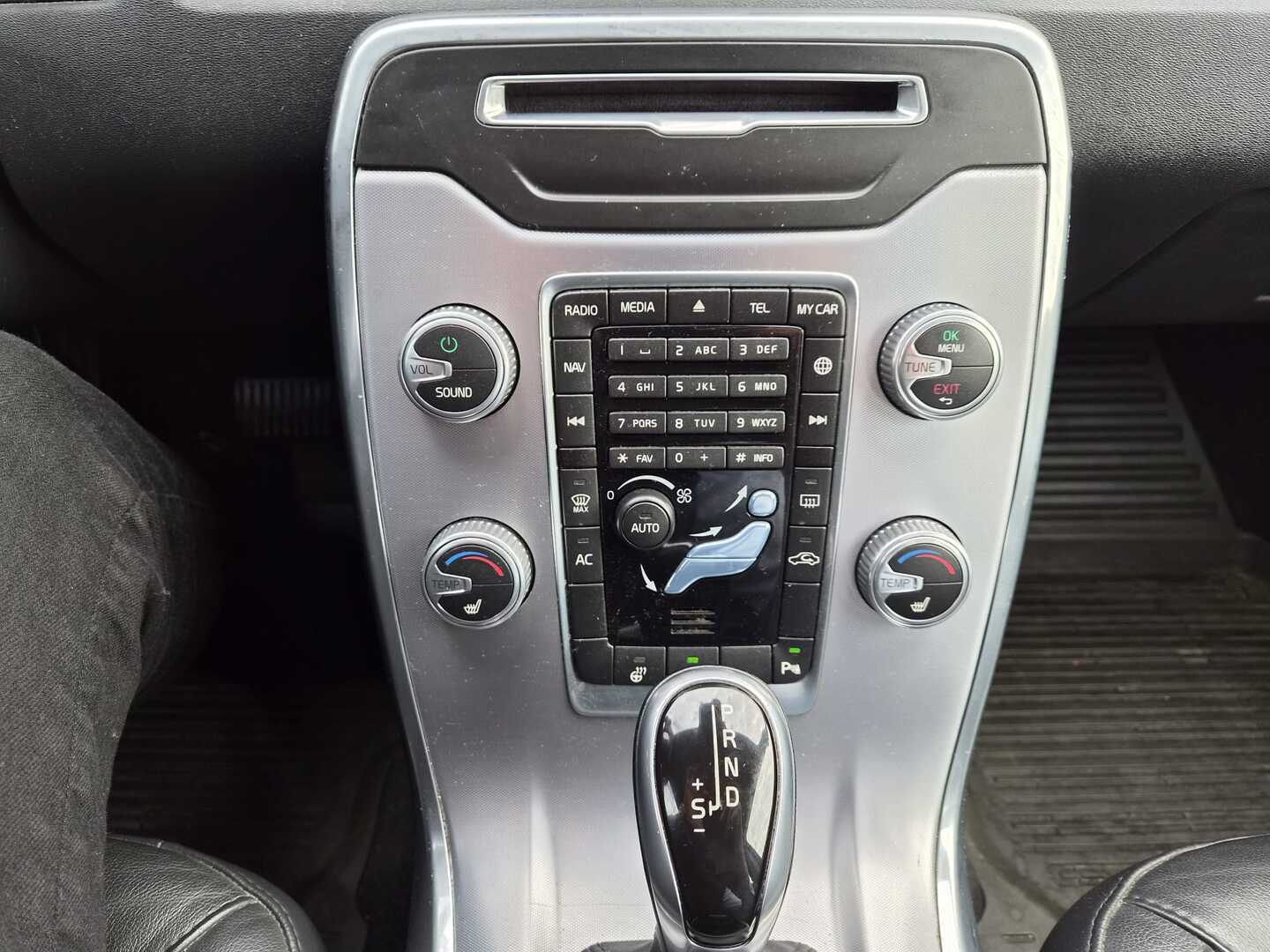 VOLVO V70 2015