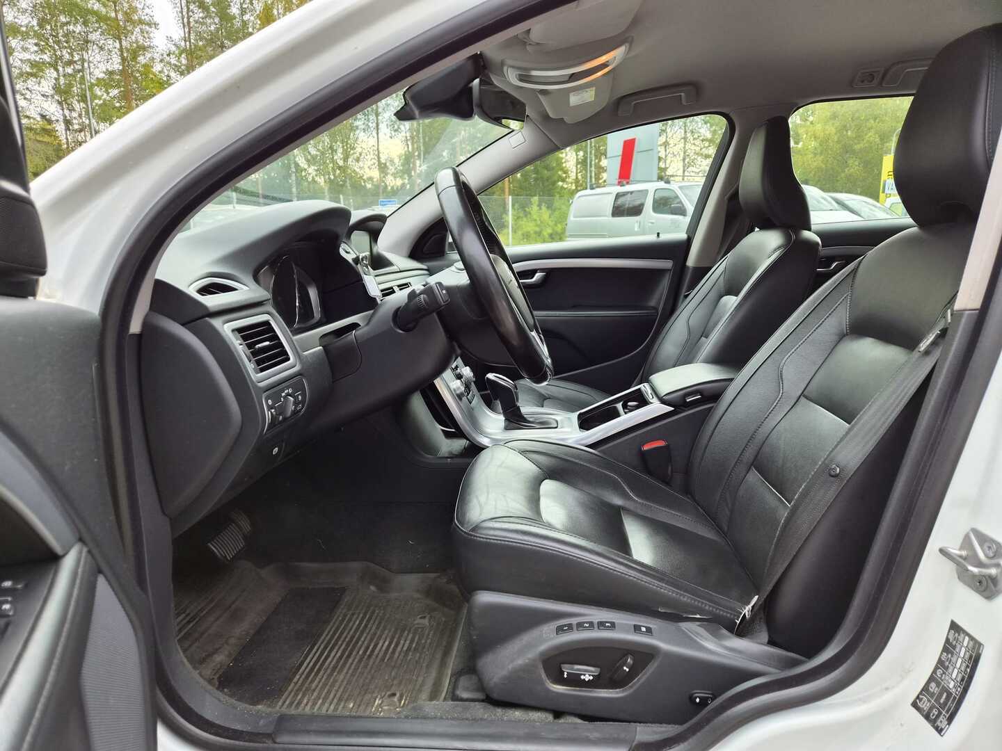 VOLVO V70 2015
