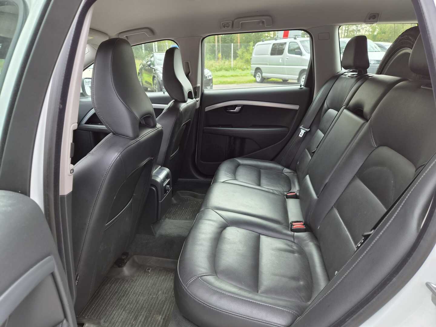 VOLVO V70 2015