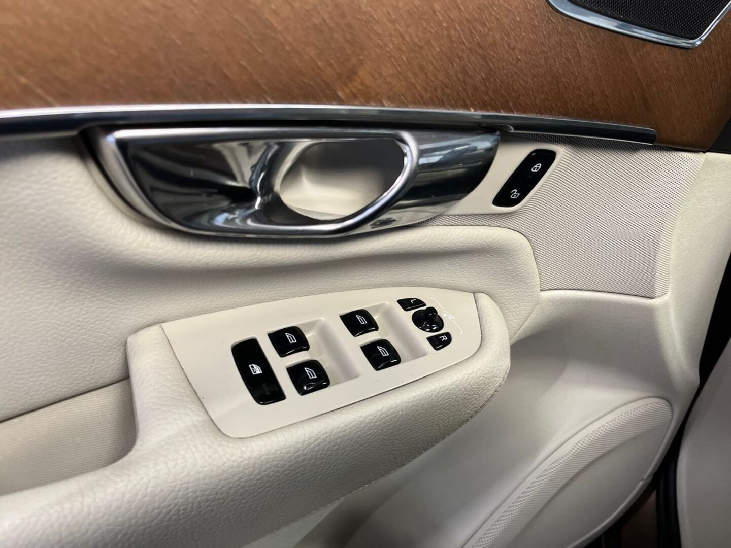 VOLVO XC90 23
