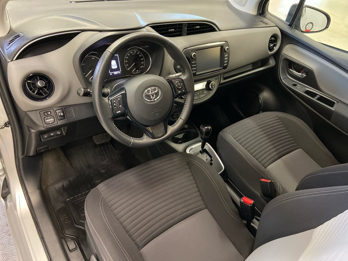 TOYOTA Yaris 2018