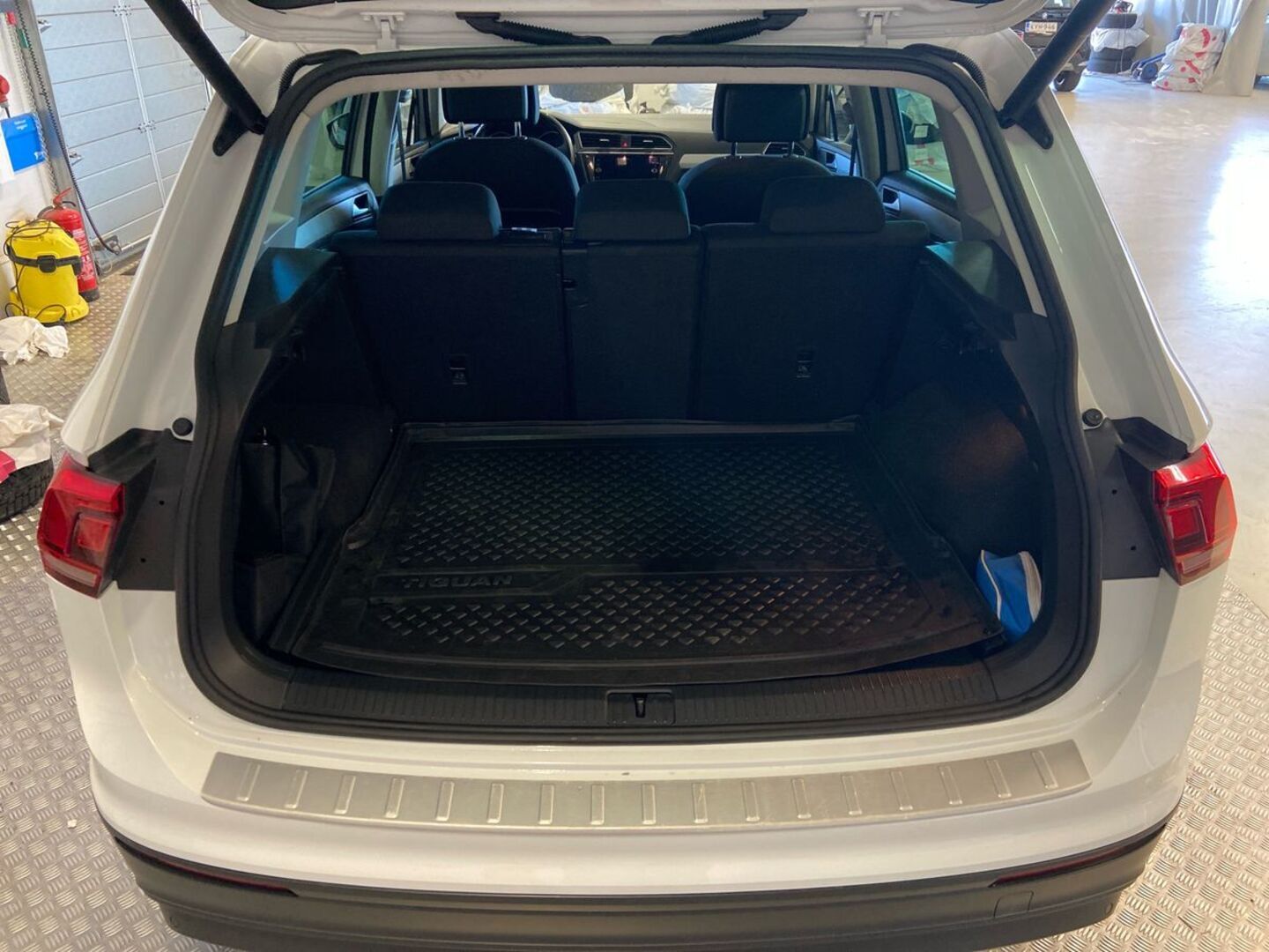 VOLKSWAGEN Tiguan 11