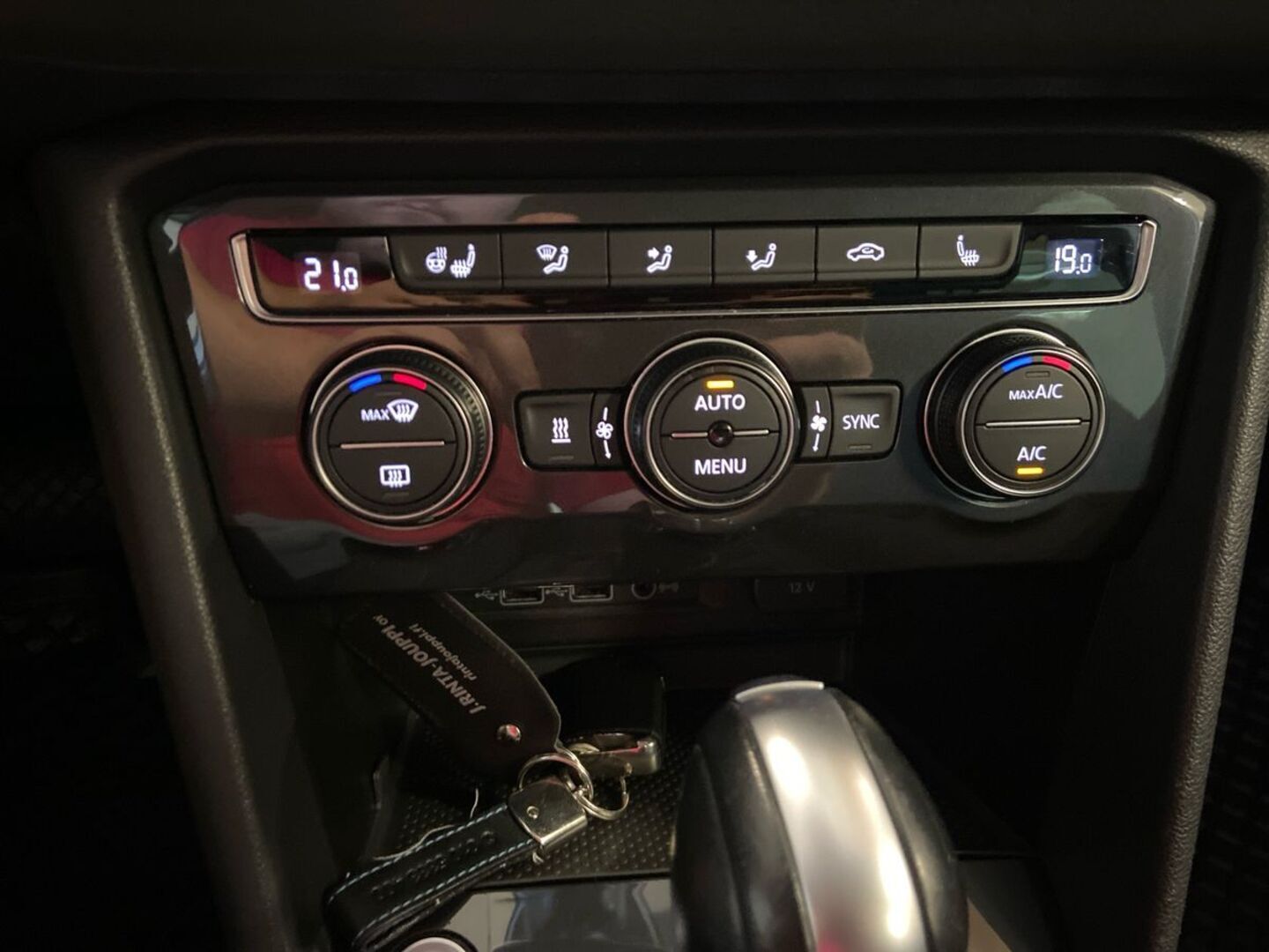 VOLKSWAGEN Tiguan 24