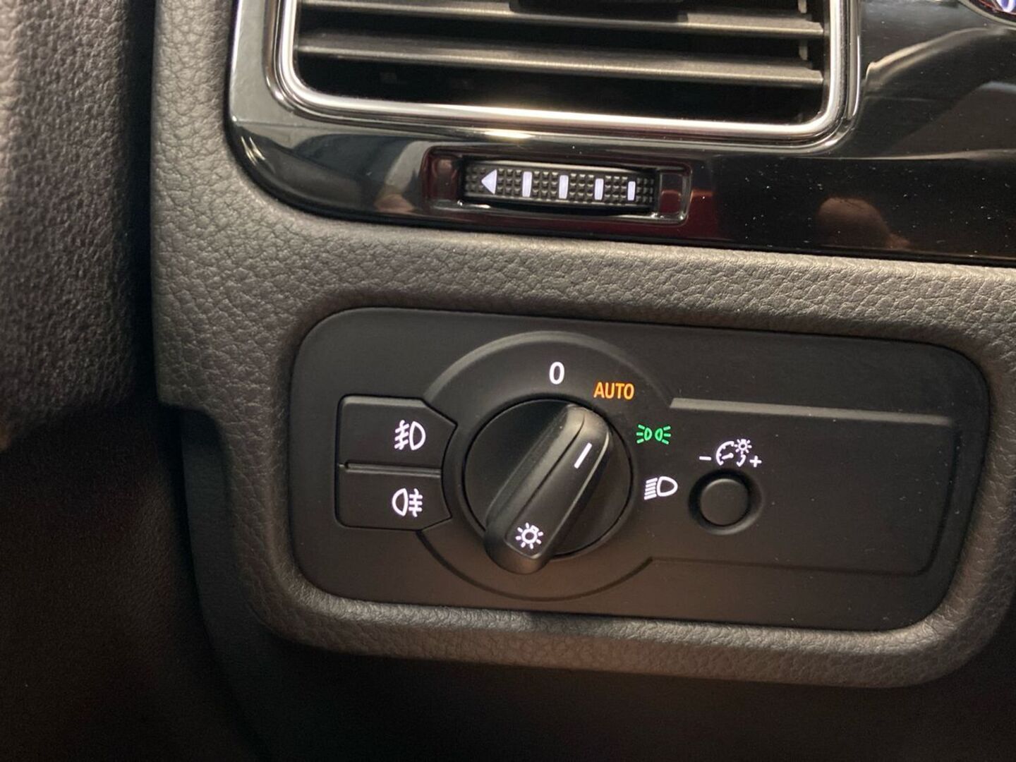 VOLKSWAGEN Touareg 23