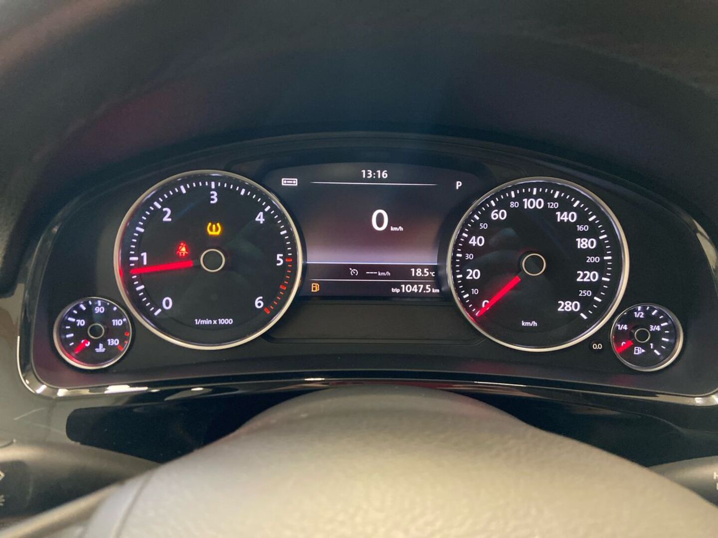 VOLKSWAGEN Touareg 24