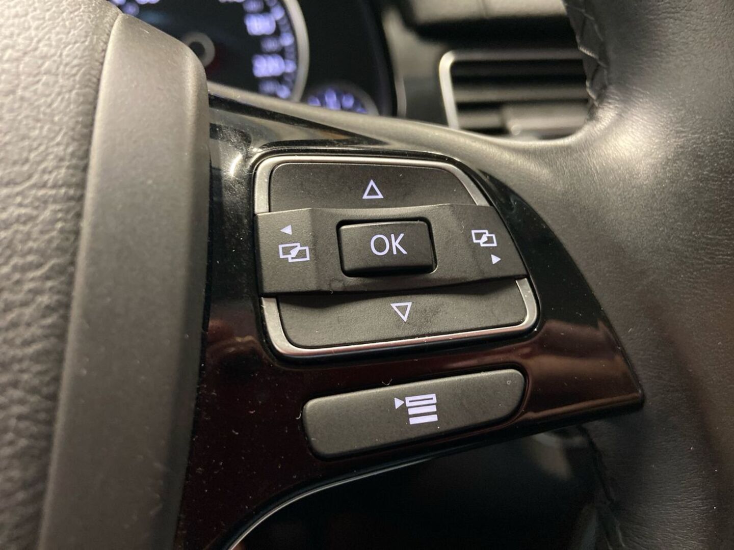 VOLKSWAGEN Touareg 26