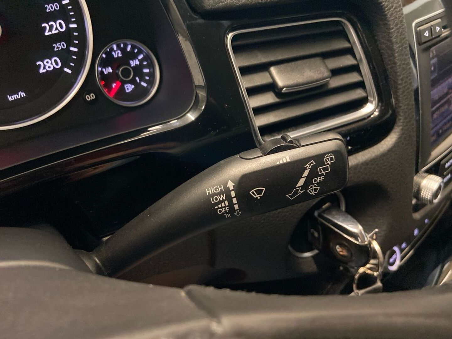 VOLKSWAGEN Touareg 28