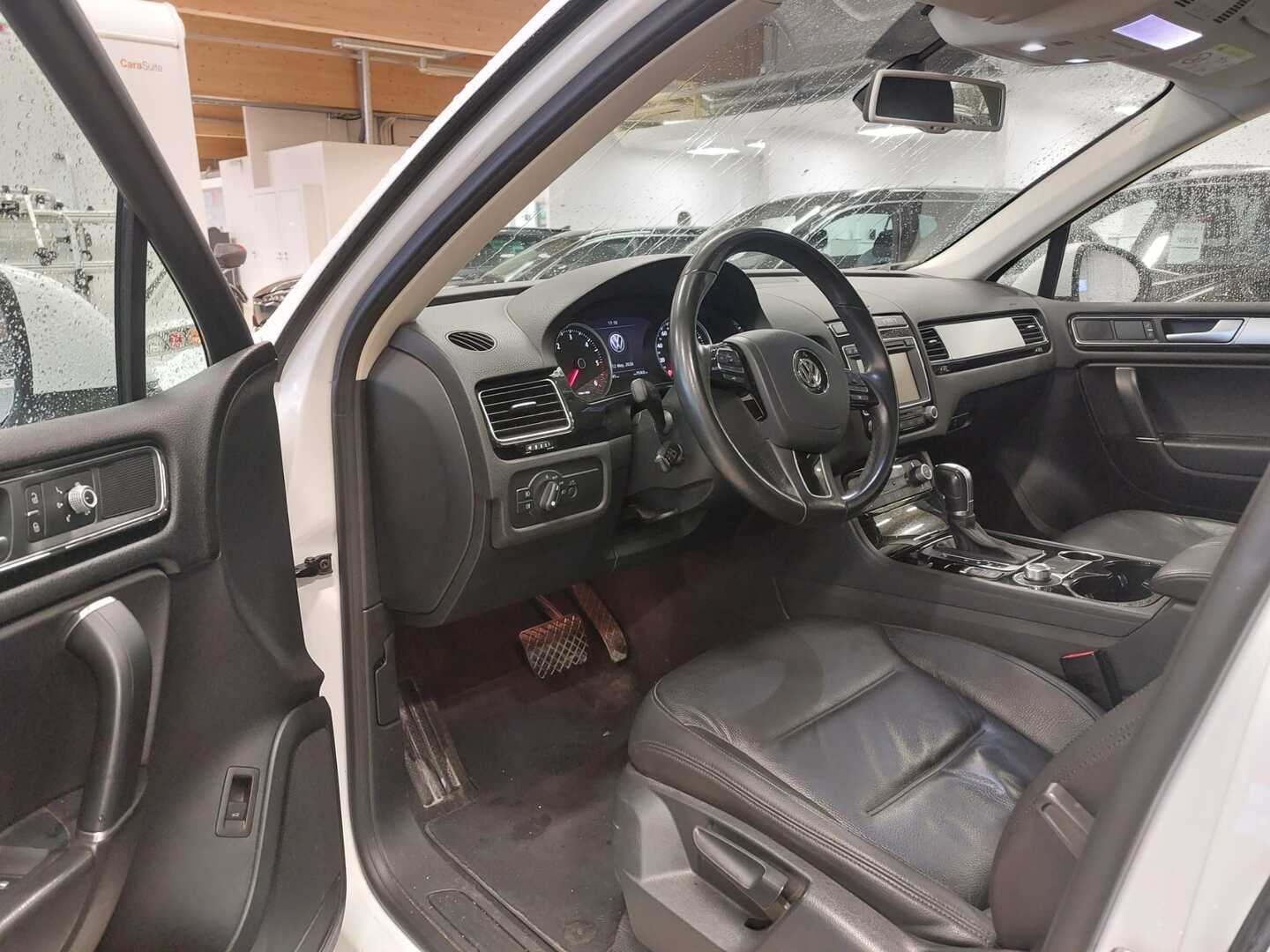 VOLKSWAGEN Touareg 2016