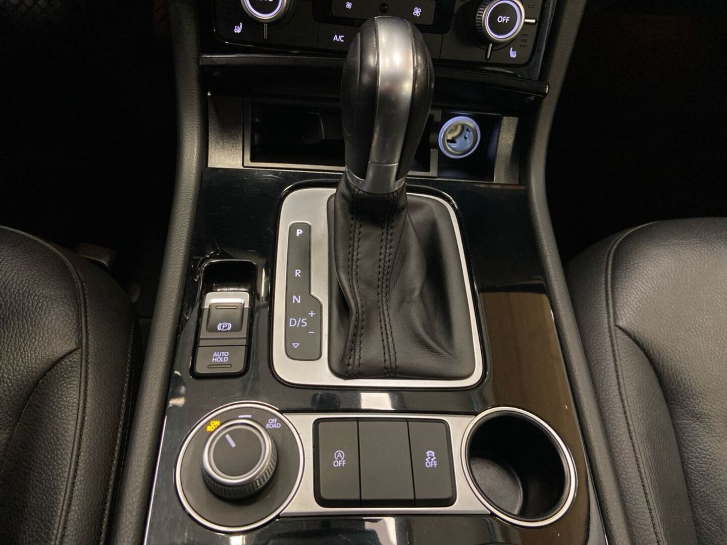 VOLKSWAGEN Touareg 32