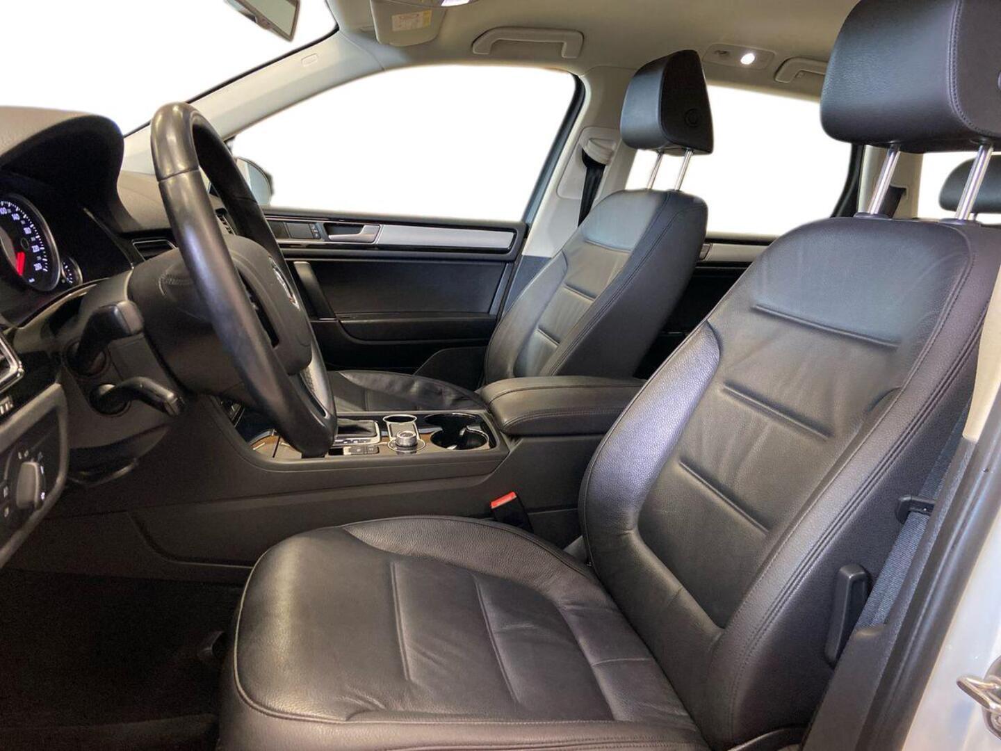 VOLKSWAGEN Touareg 9