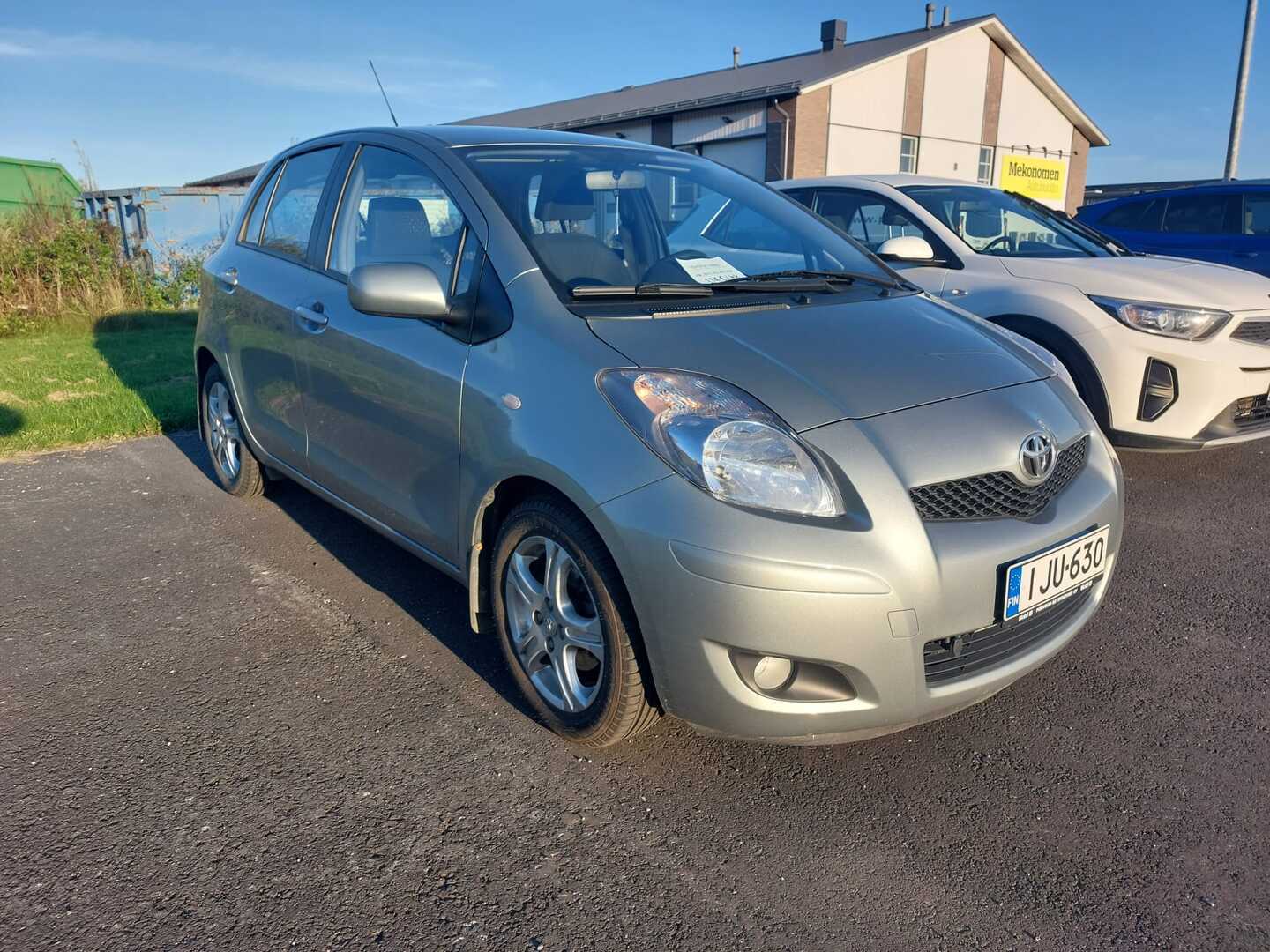 TOYOTA Yaris 1