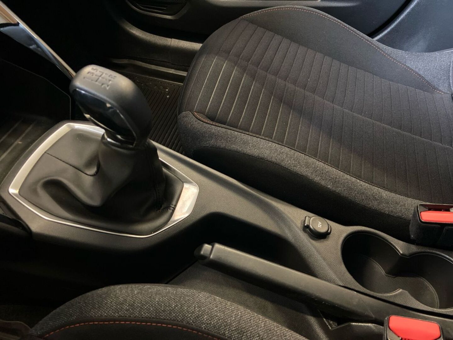 PEUGEOT 208 2020