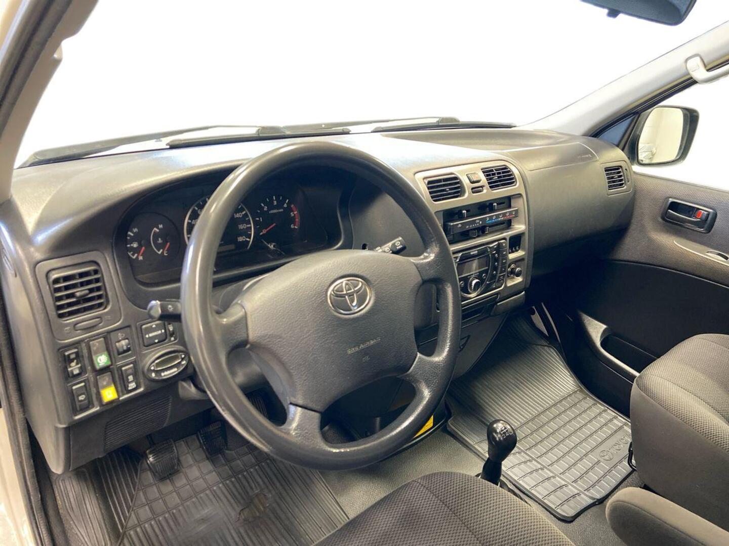 TOYOTA Hiace 7