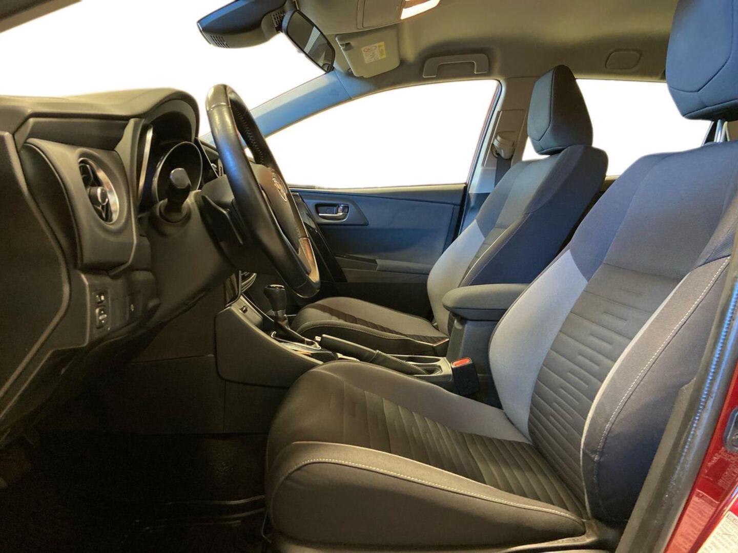 TOYOTA Auris 9