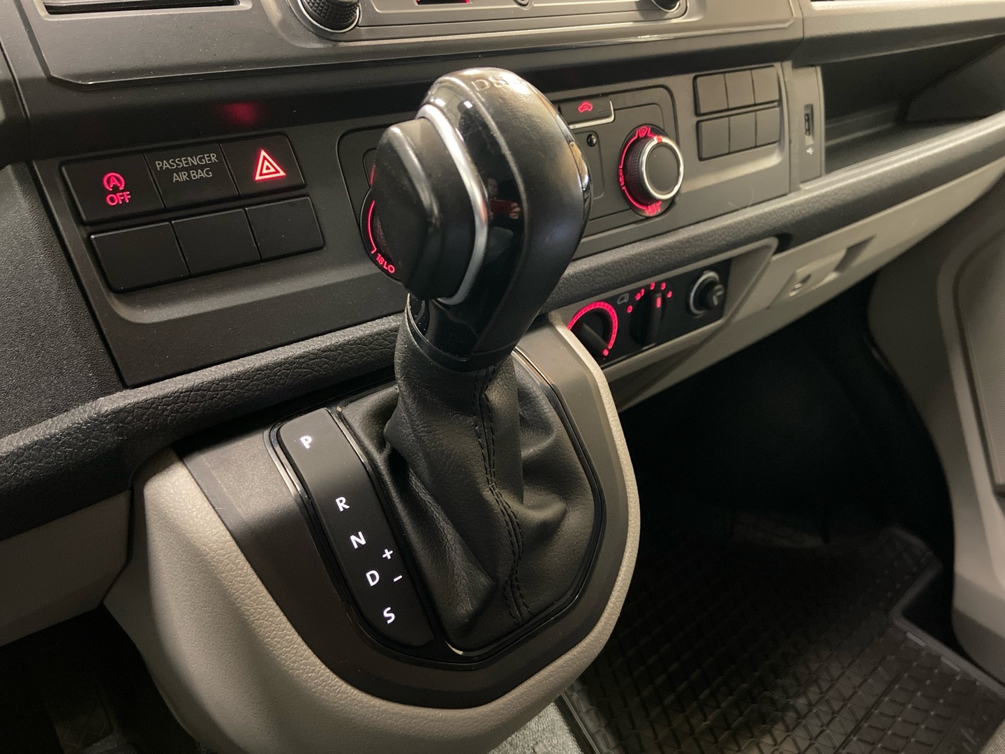 VOLKSWAGEN Transporter 2018