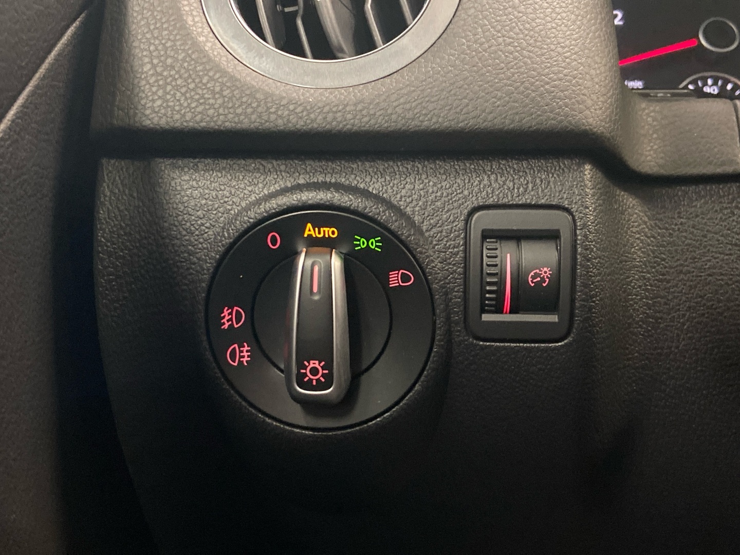 VOLKSWAGEN Tiguan 2012