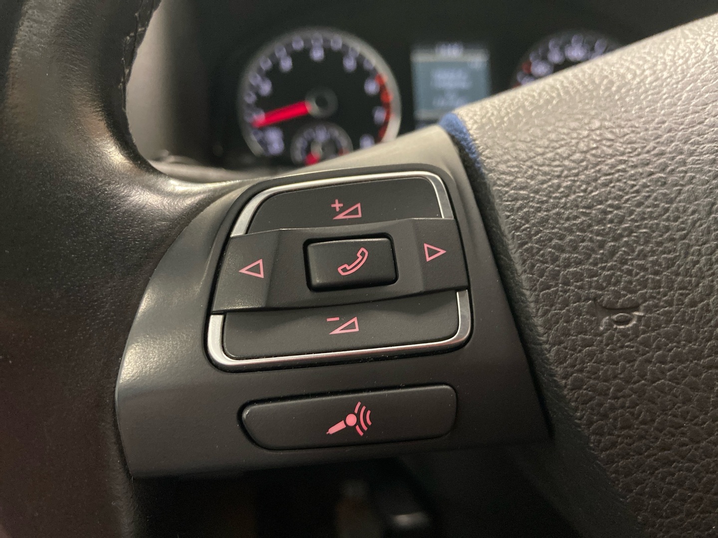 VOLKSWAGEN Tiguan 2012