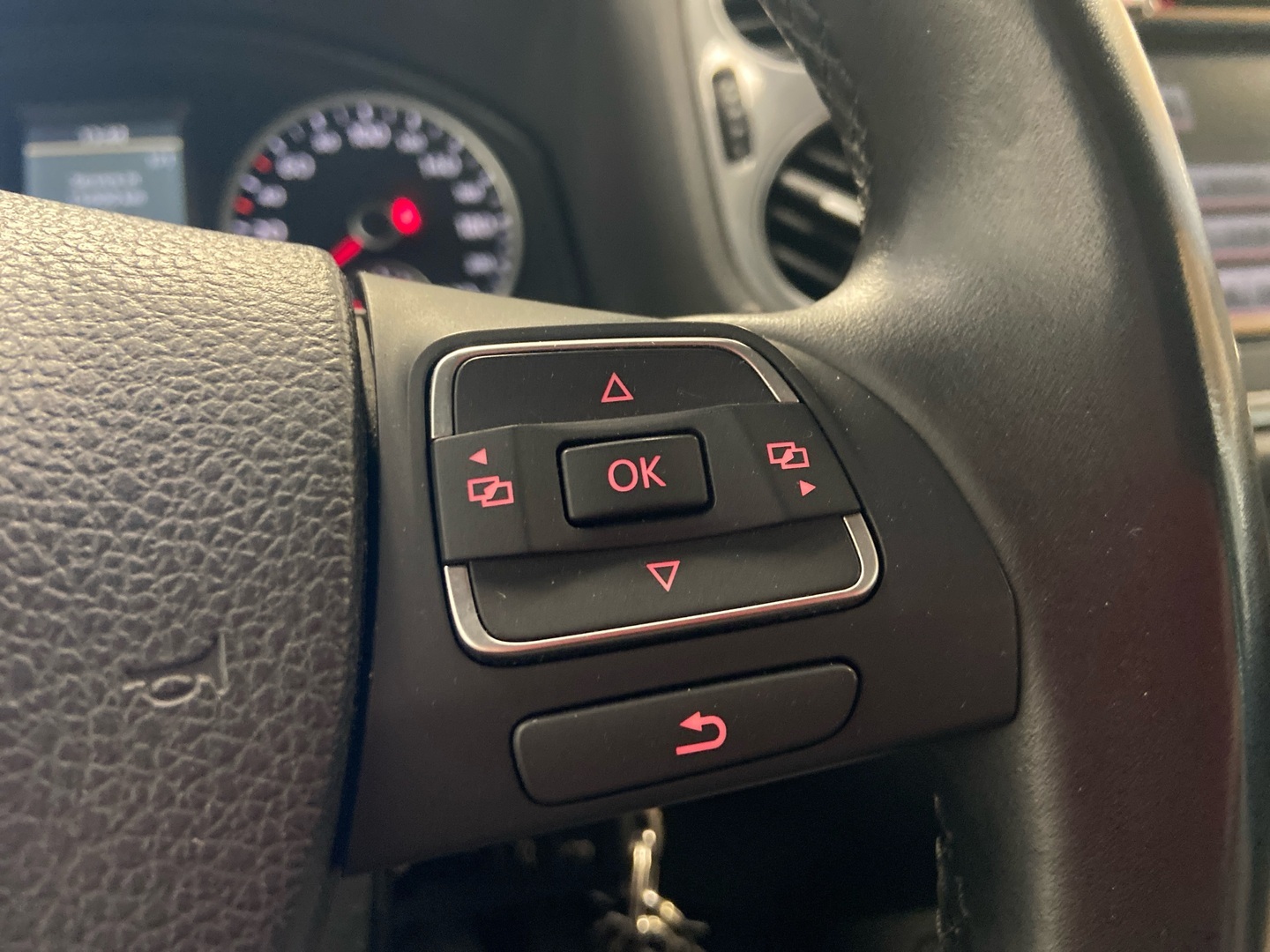 VOLKSWAGEN Tiguan 2012