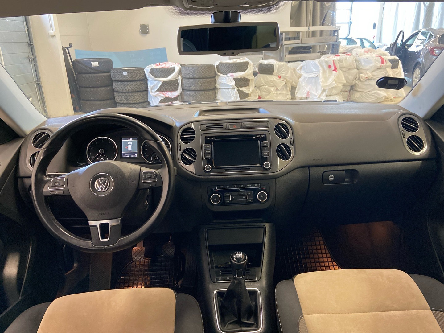 VOLKSWAGEN Tiguan 2012