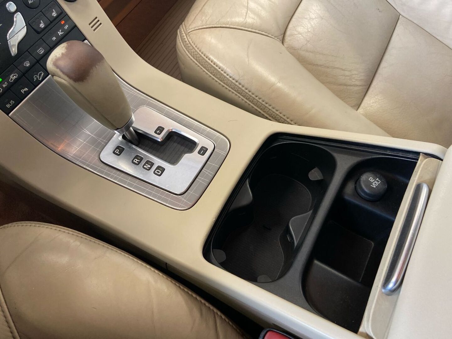 VOLVO XC70 28