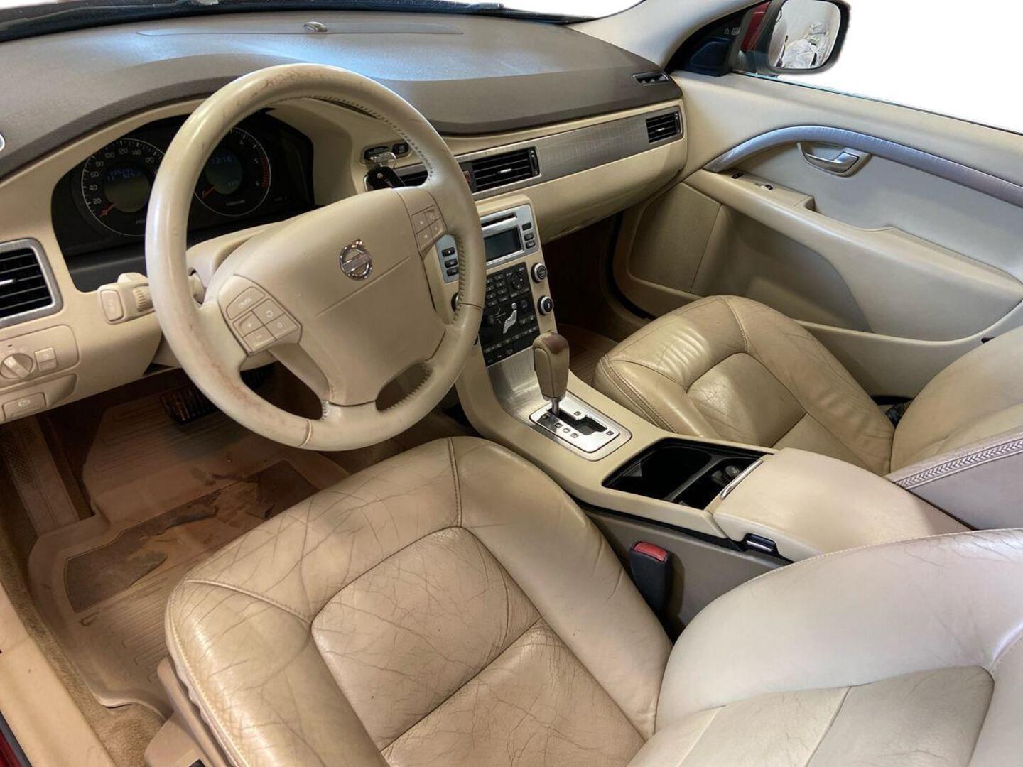 VOLVO XC70 7