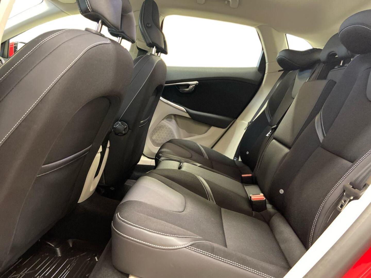 VOLVO V40 10