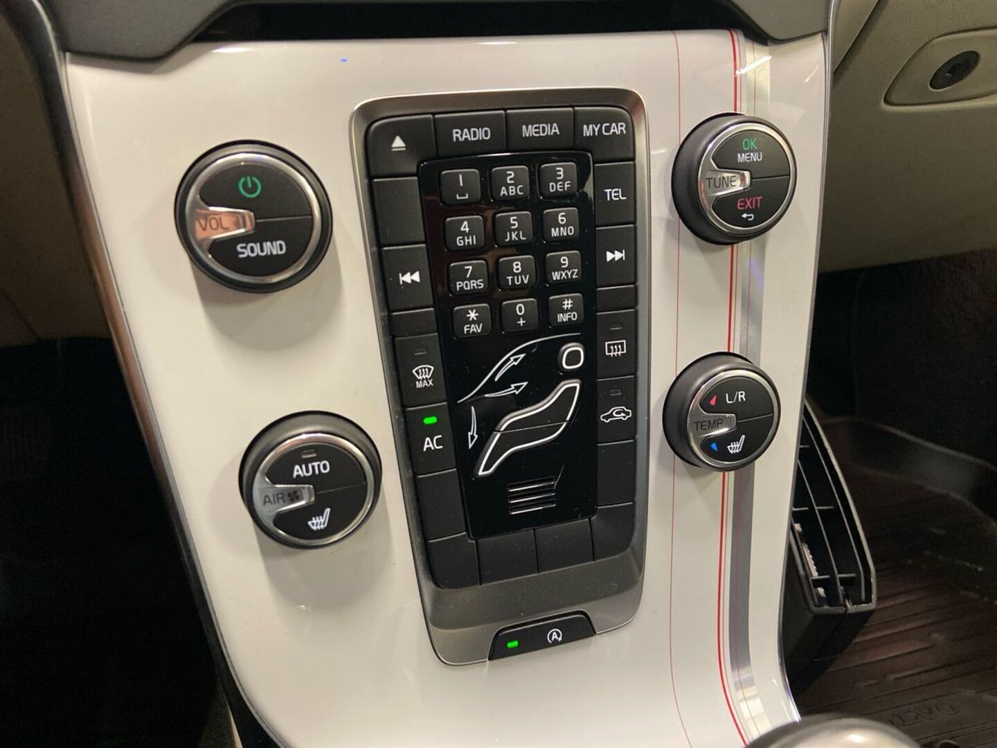 VOLVO V40 23