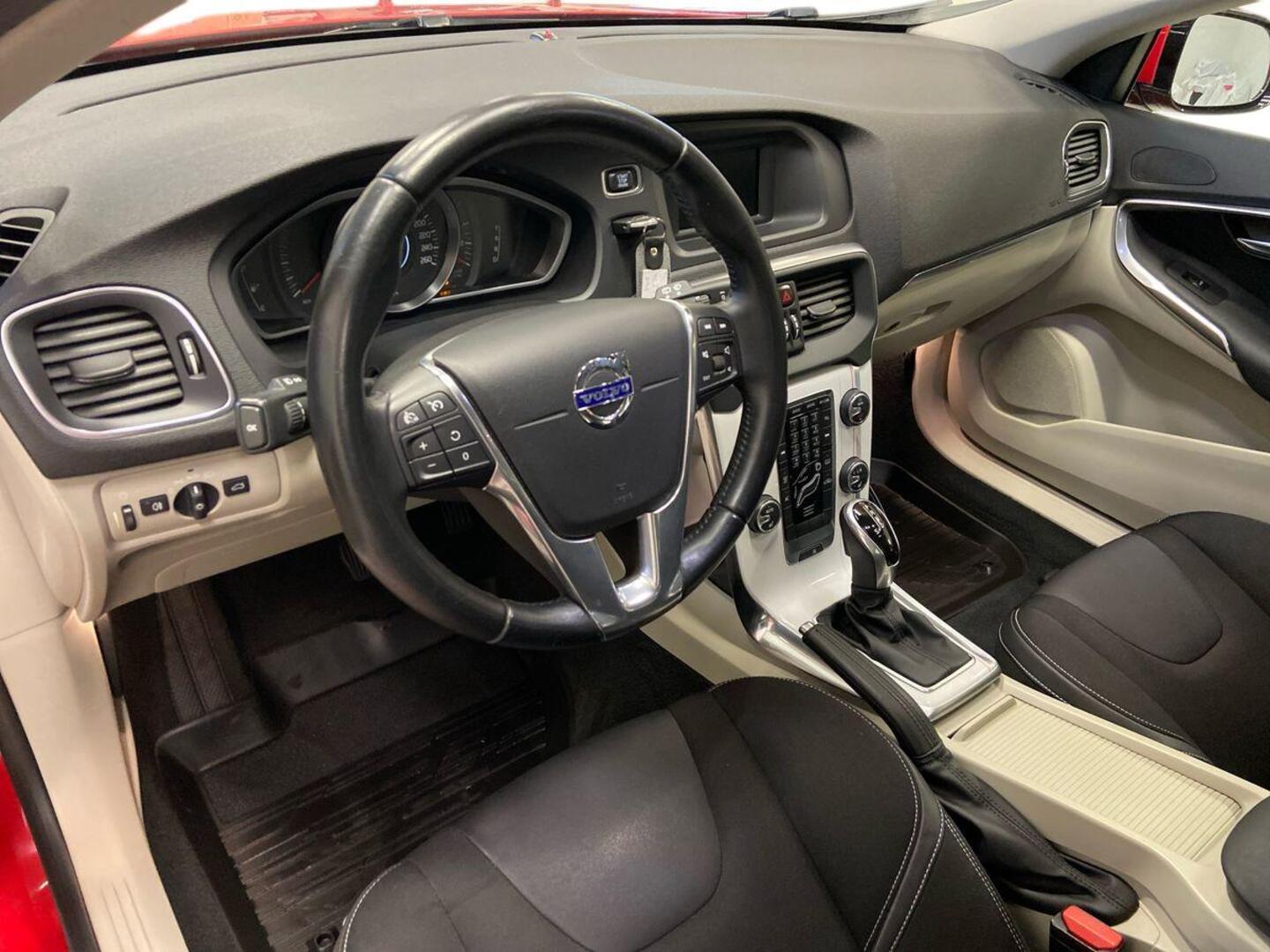 VOLVO V40 7