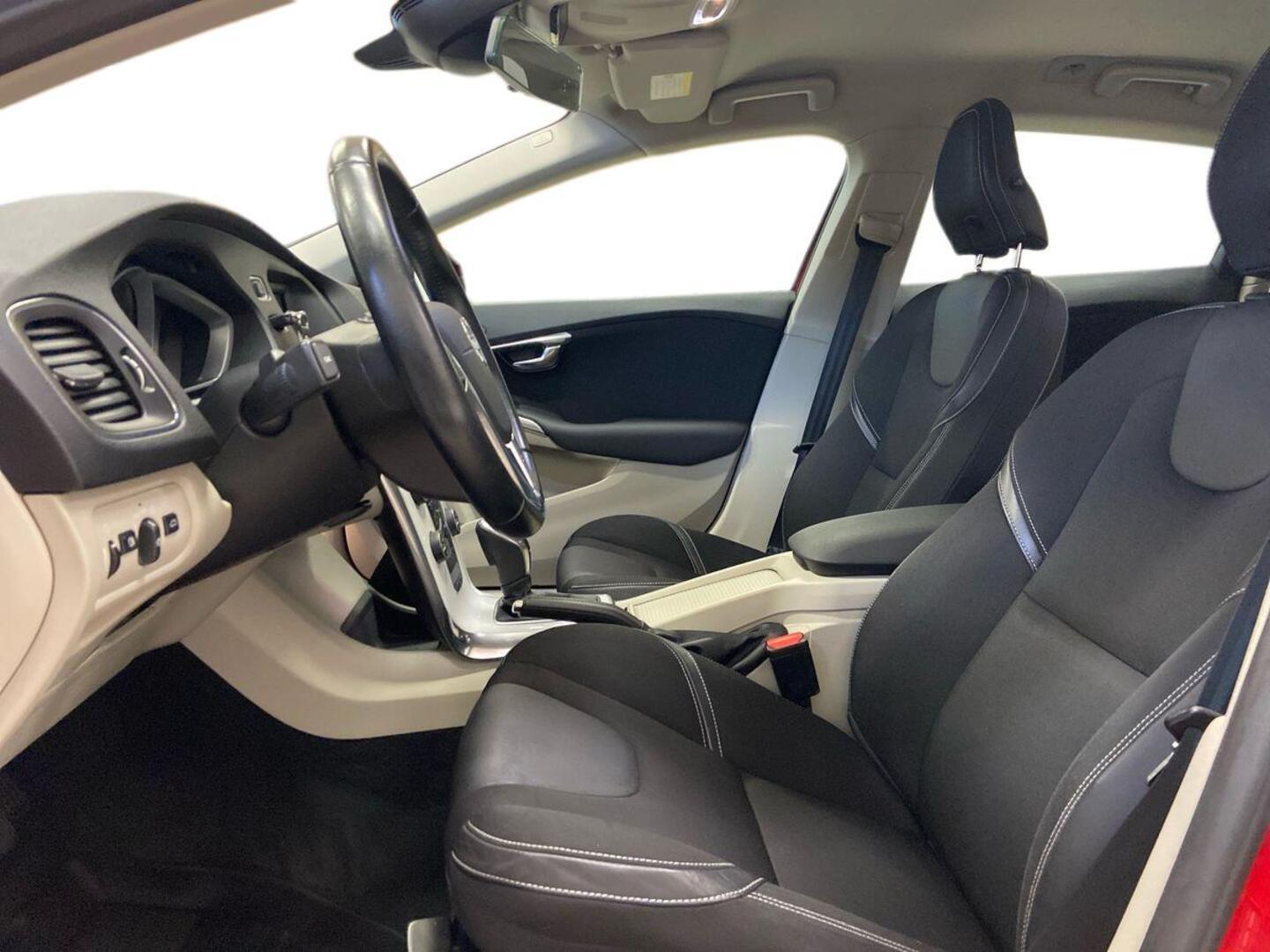 VOLVO V40 9