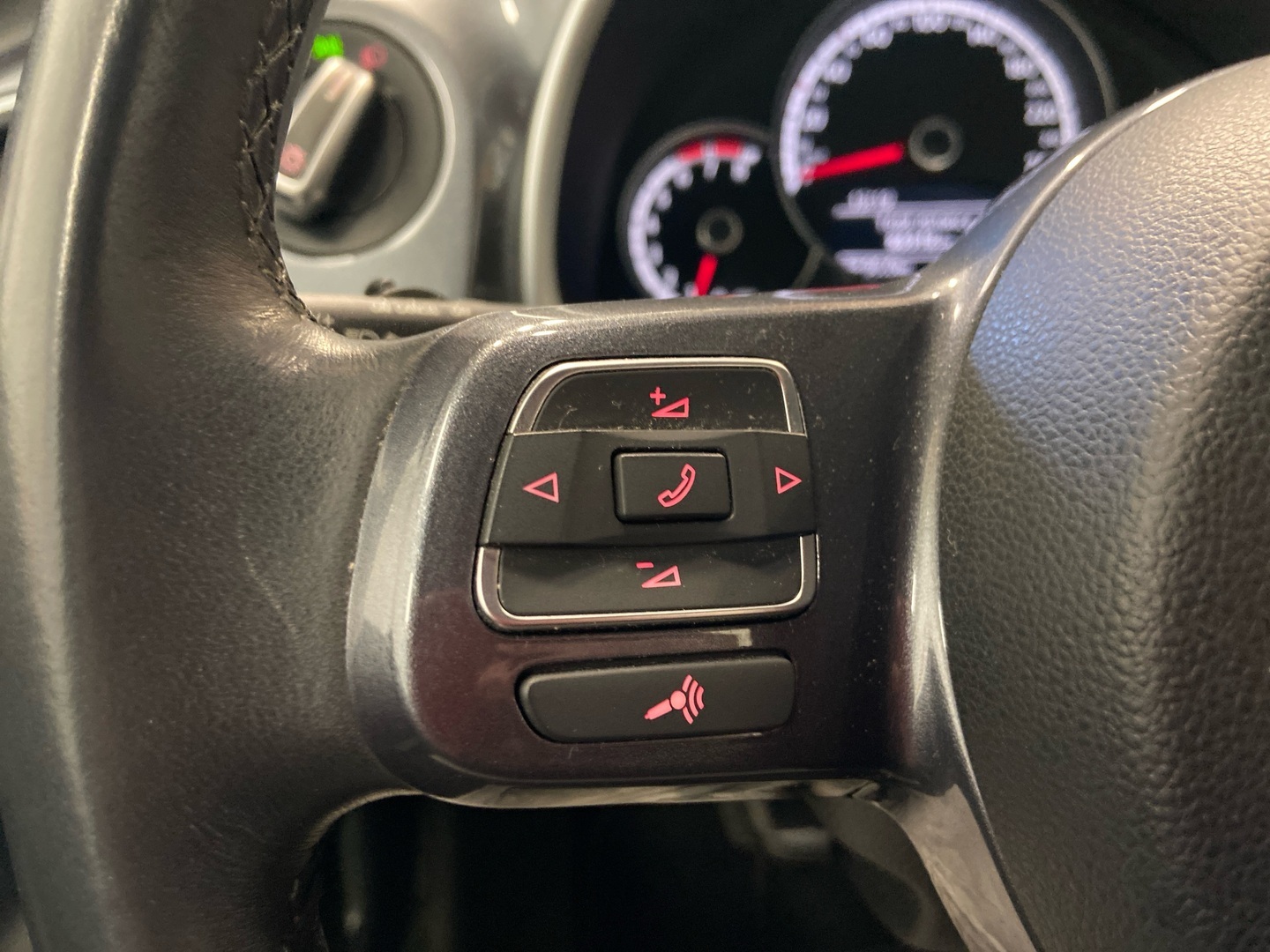 VOLKSWAGEN Beetle 2013