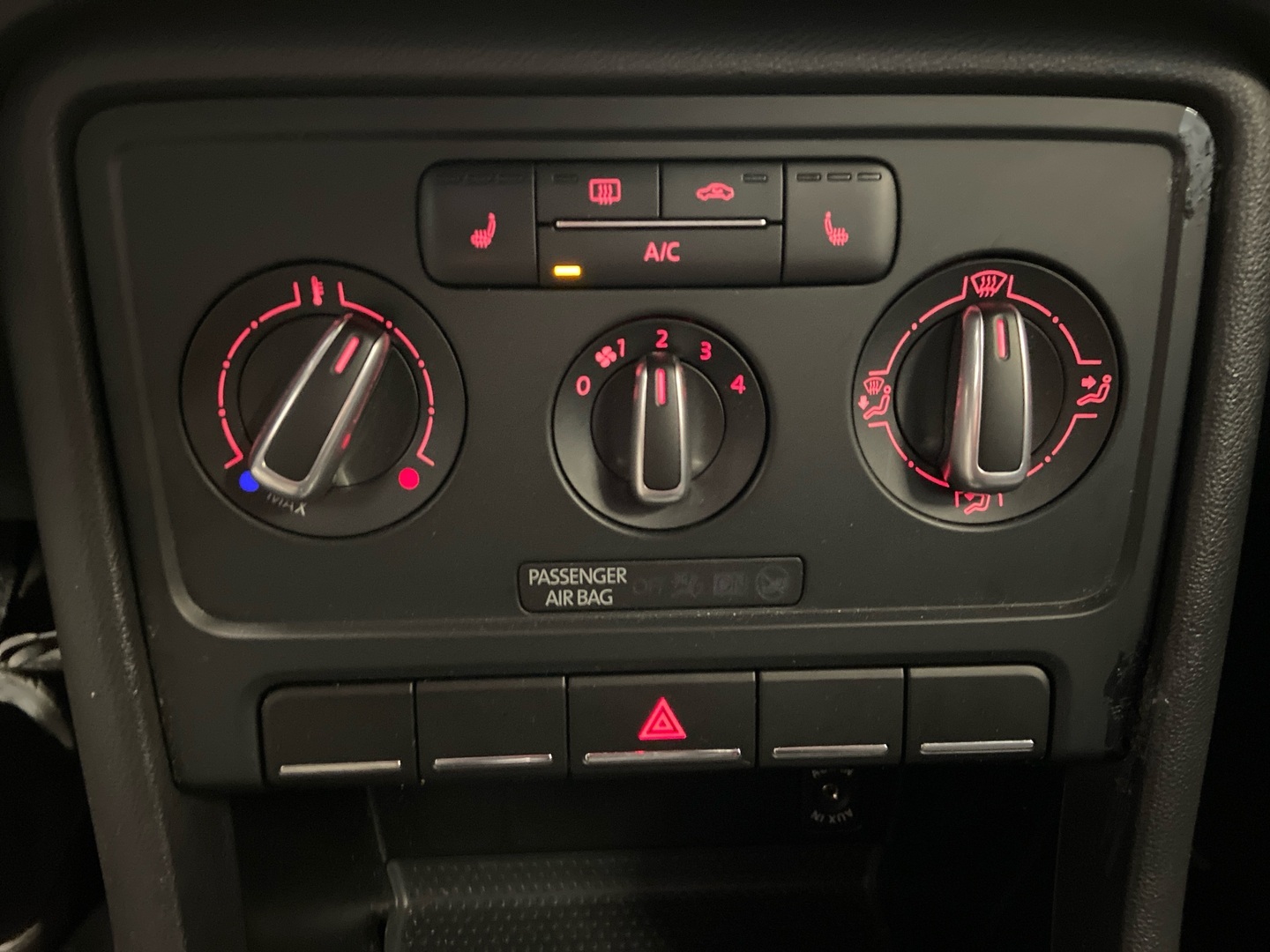 VOLKSWAGEN Beetle 2013