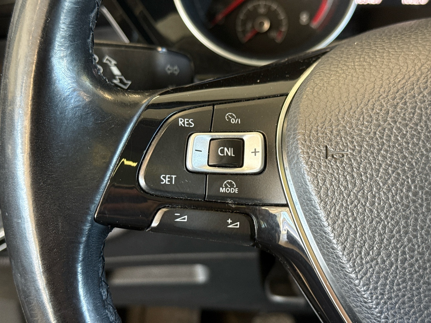 VOLKSWAGEN Touran 2016