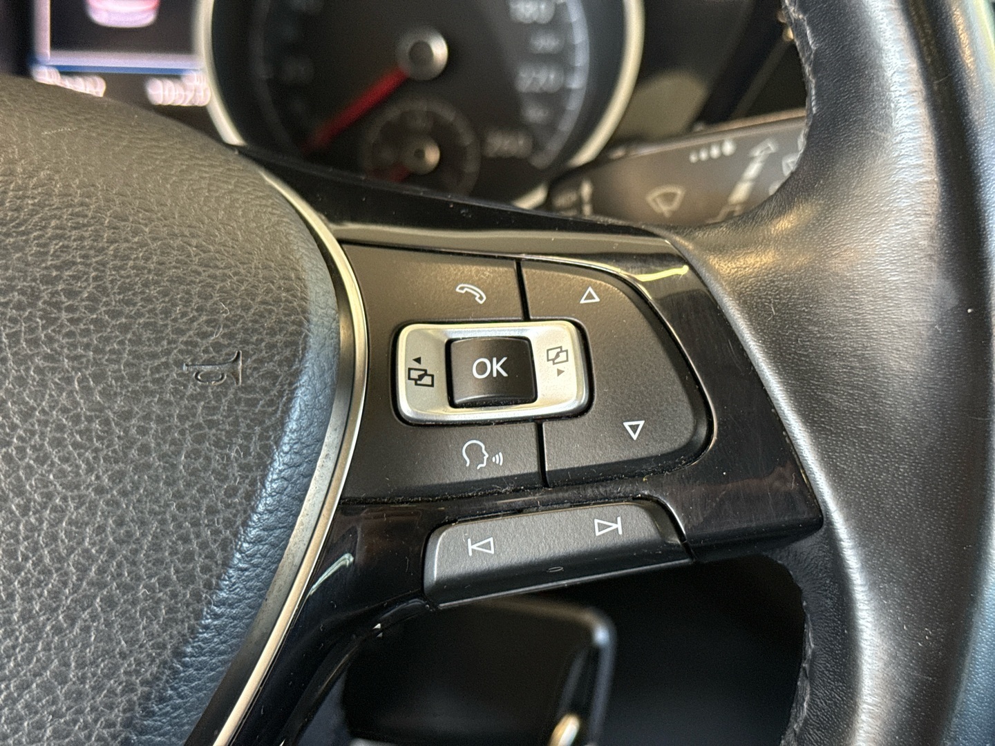 VOLKSWAGEN Touran 2016