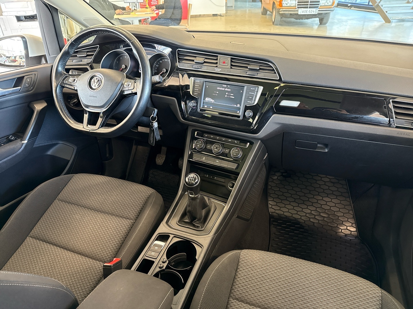 VOLKSWAGEN Touran 2016