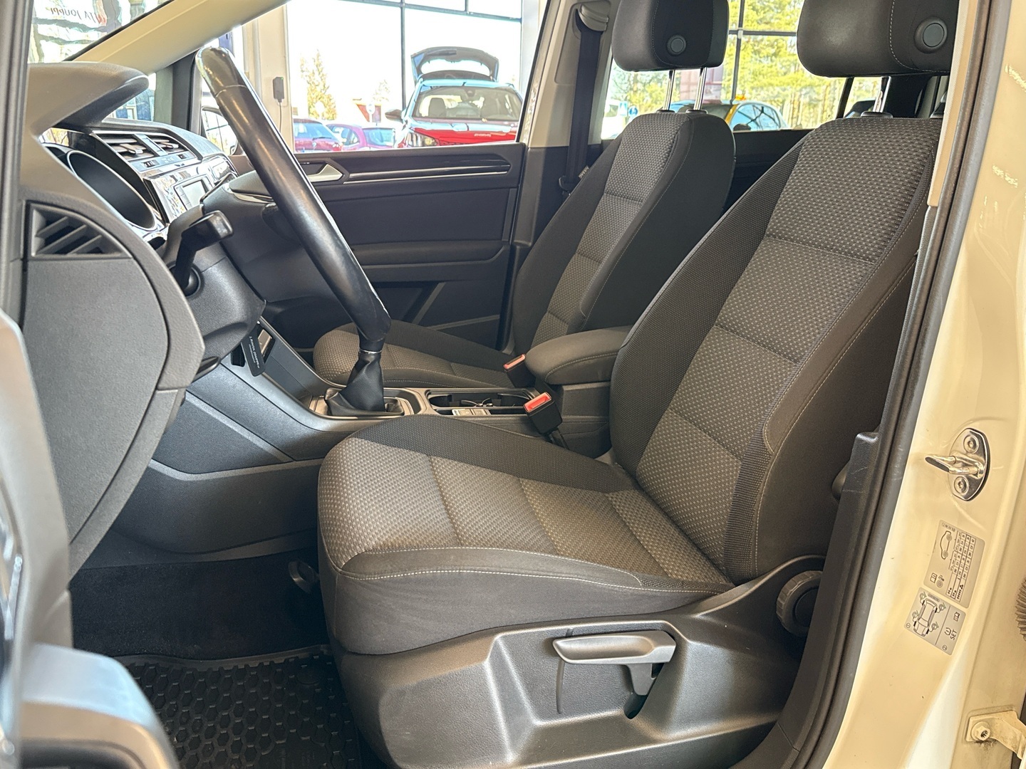 VOLKSWAGEN Touran 2016