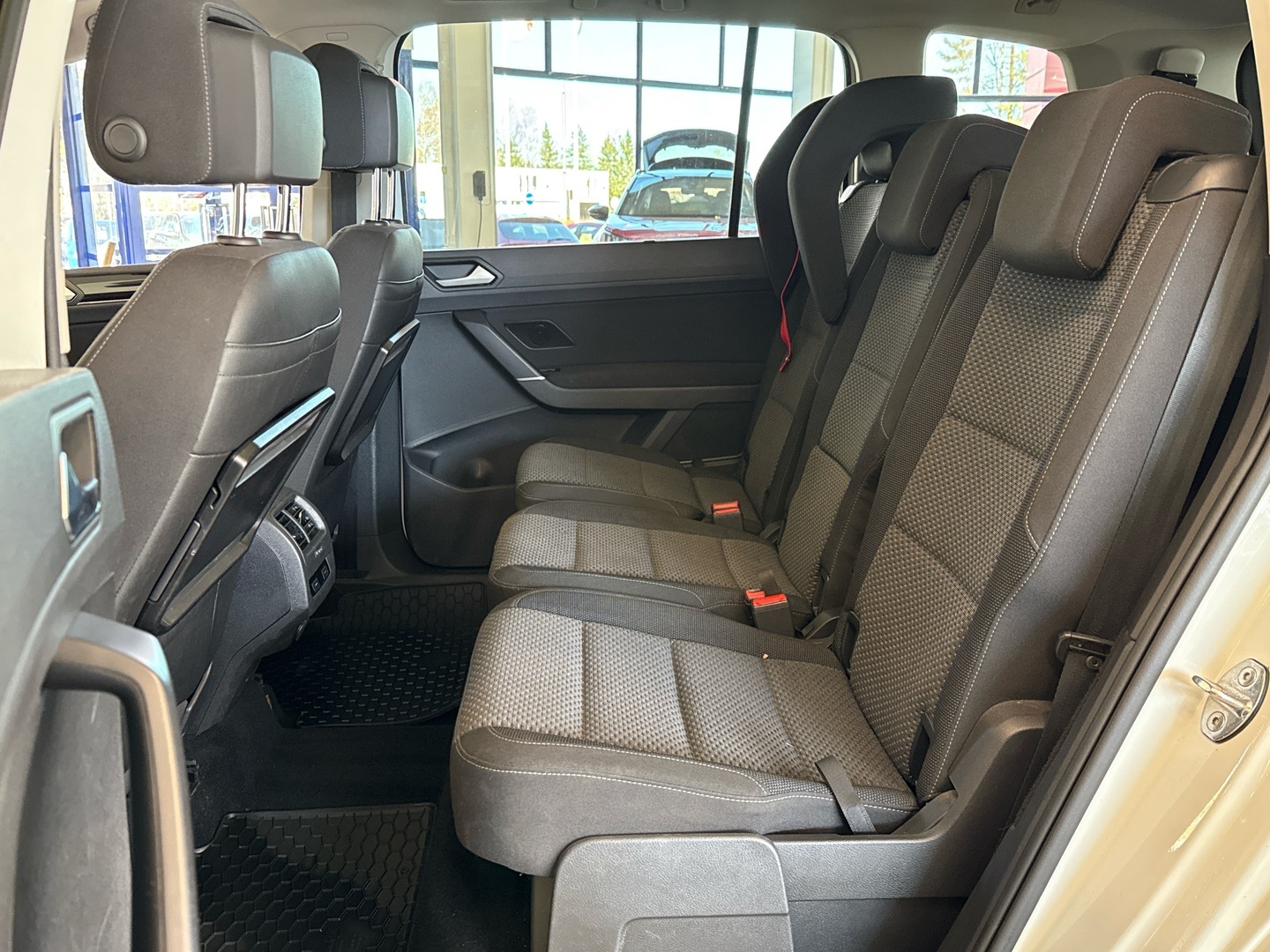 VOLKSWAGEN Touran 2016