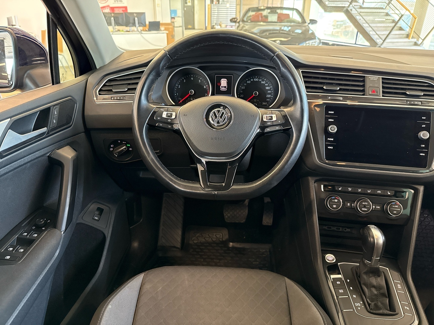 VOLKSWAGEN Tiguan 10