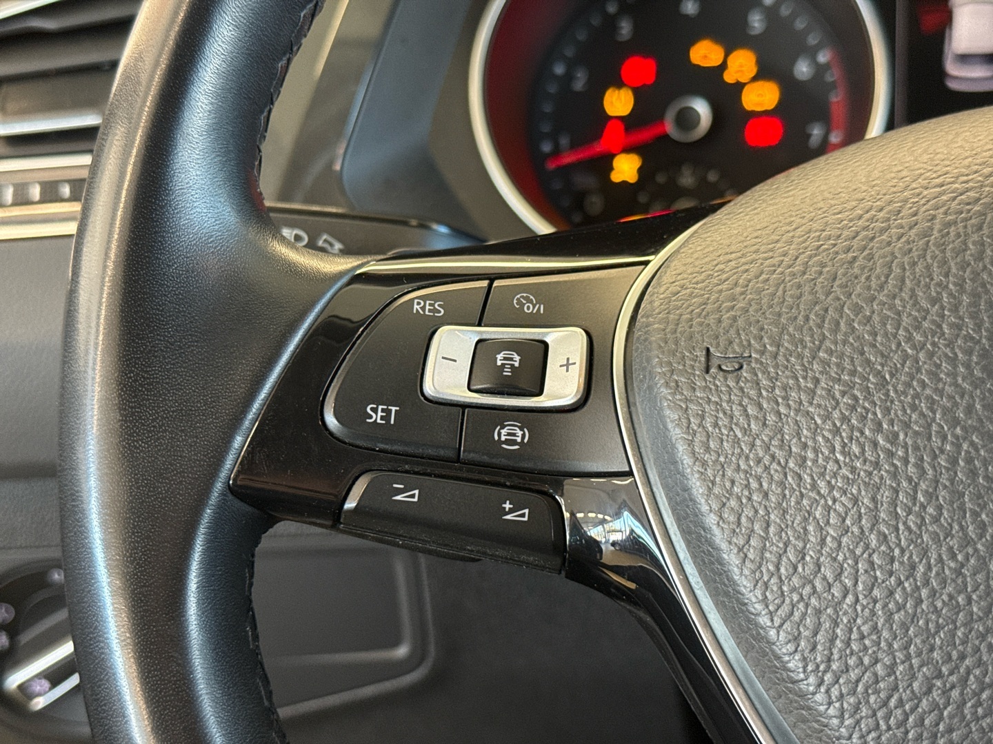 VOLKSWAGEN Tiguan 11